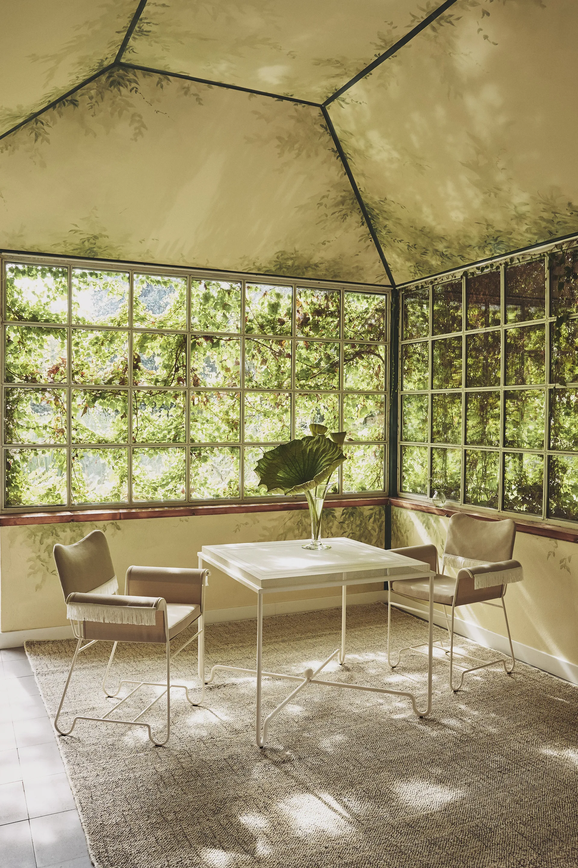 Table Tropique 90x90x75 cm, Classic white semi matt GUBI