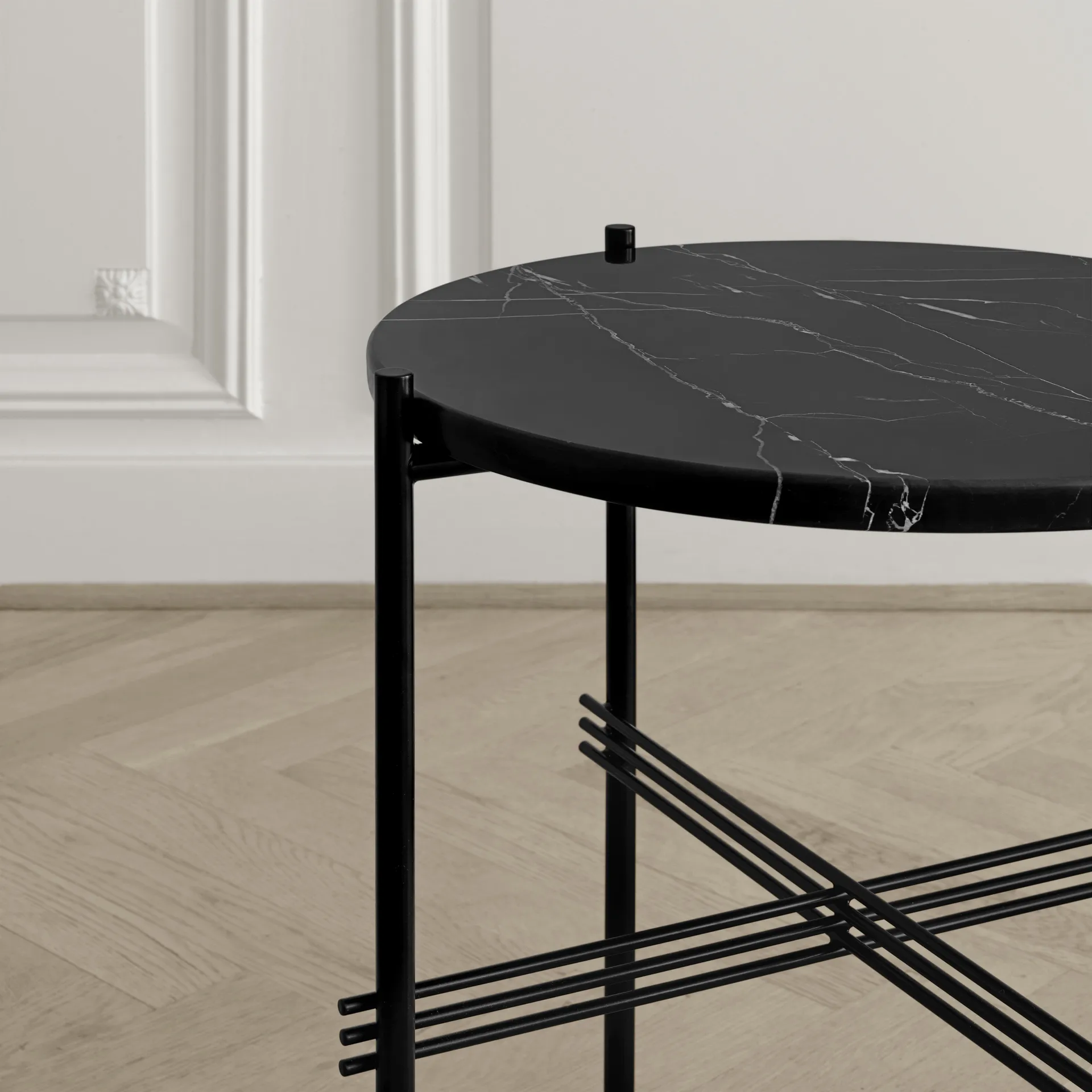 Table TS pieds noirs Ø40 cm, marbre noir GUBI
