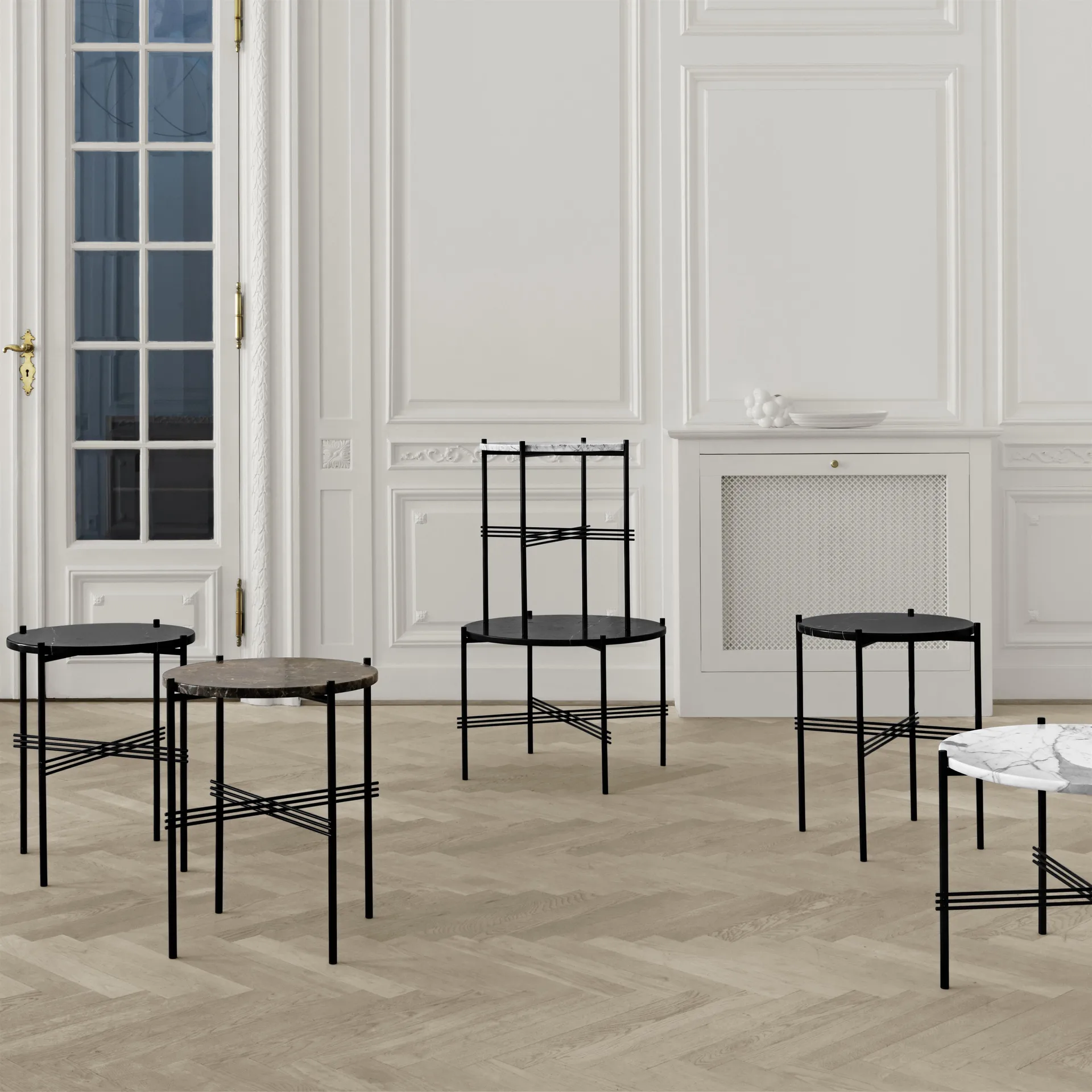 Table TS pieds noirs Ø40 cm, marbre noir GUBI