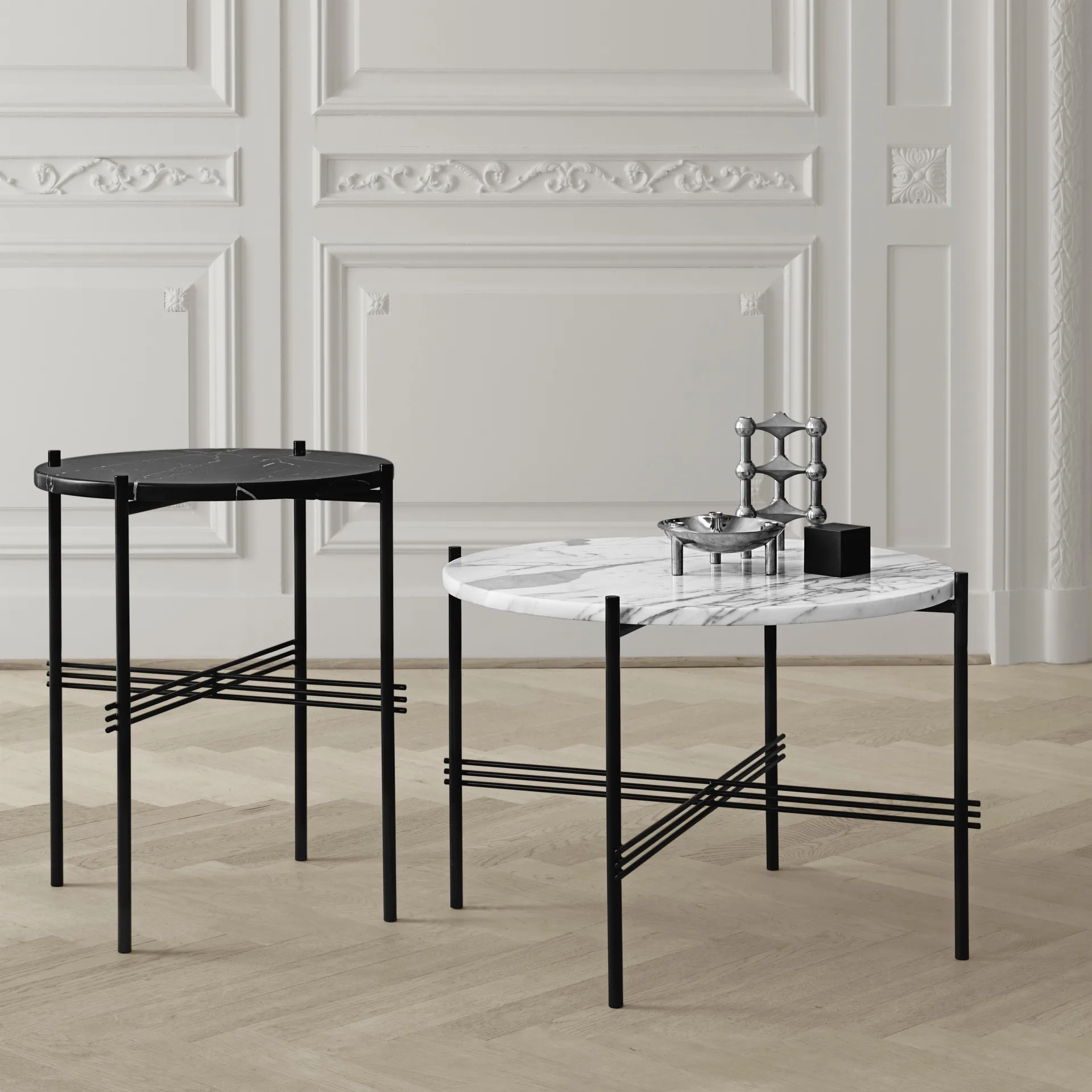 Table TS pieds noirs Ø40 cm, marbre noir GUBI