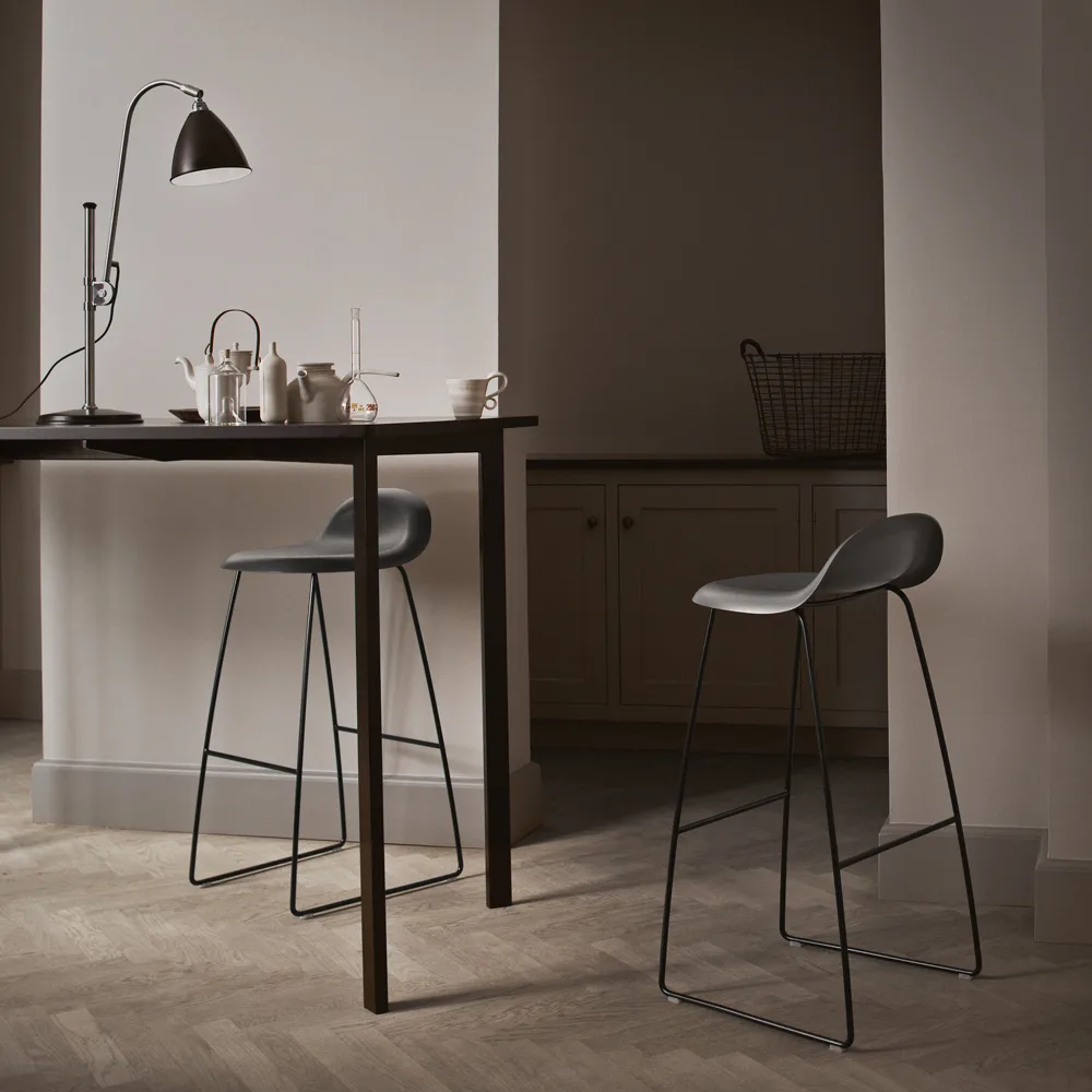 Tabouret de bar Gubi 3D bas, black, pieds luge en acier chromé GUBI