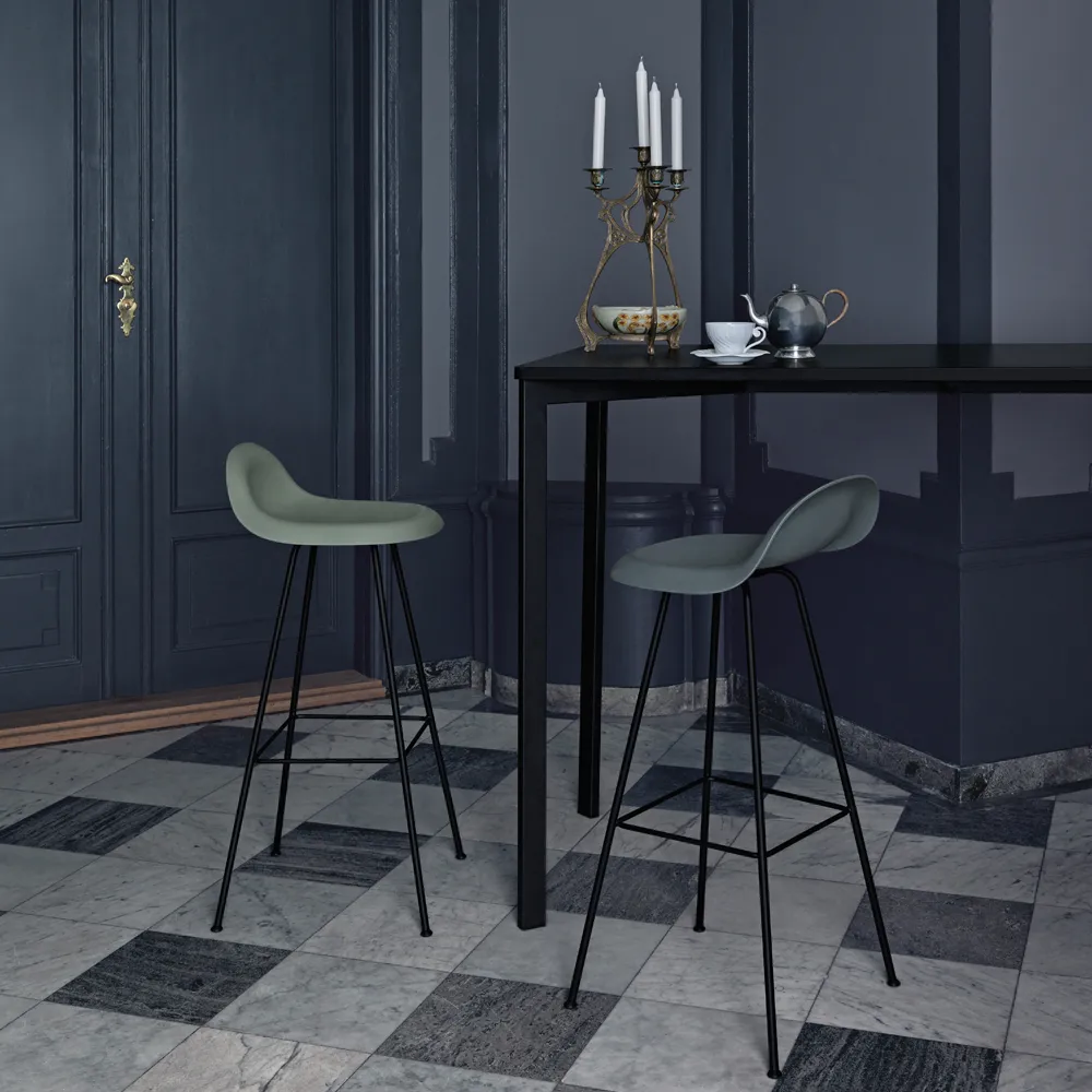 Tabouret de bar Gubi 3D haut, oak matt lacquered, pieds luge en acier chromé GUBI