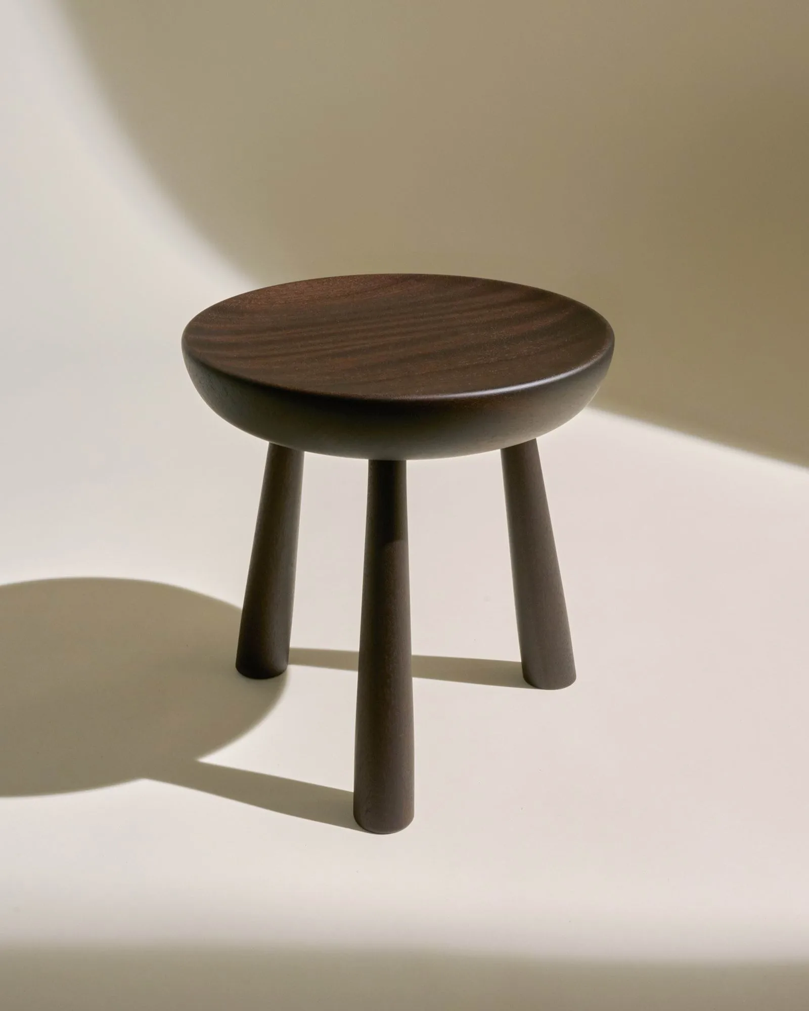 Totto tabouret, Sapele laqué teinté foncé, Ø31x32,6 cm GUBI