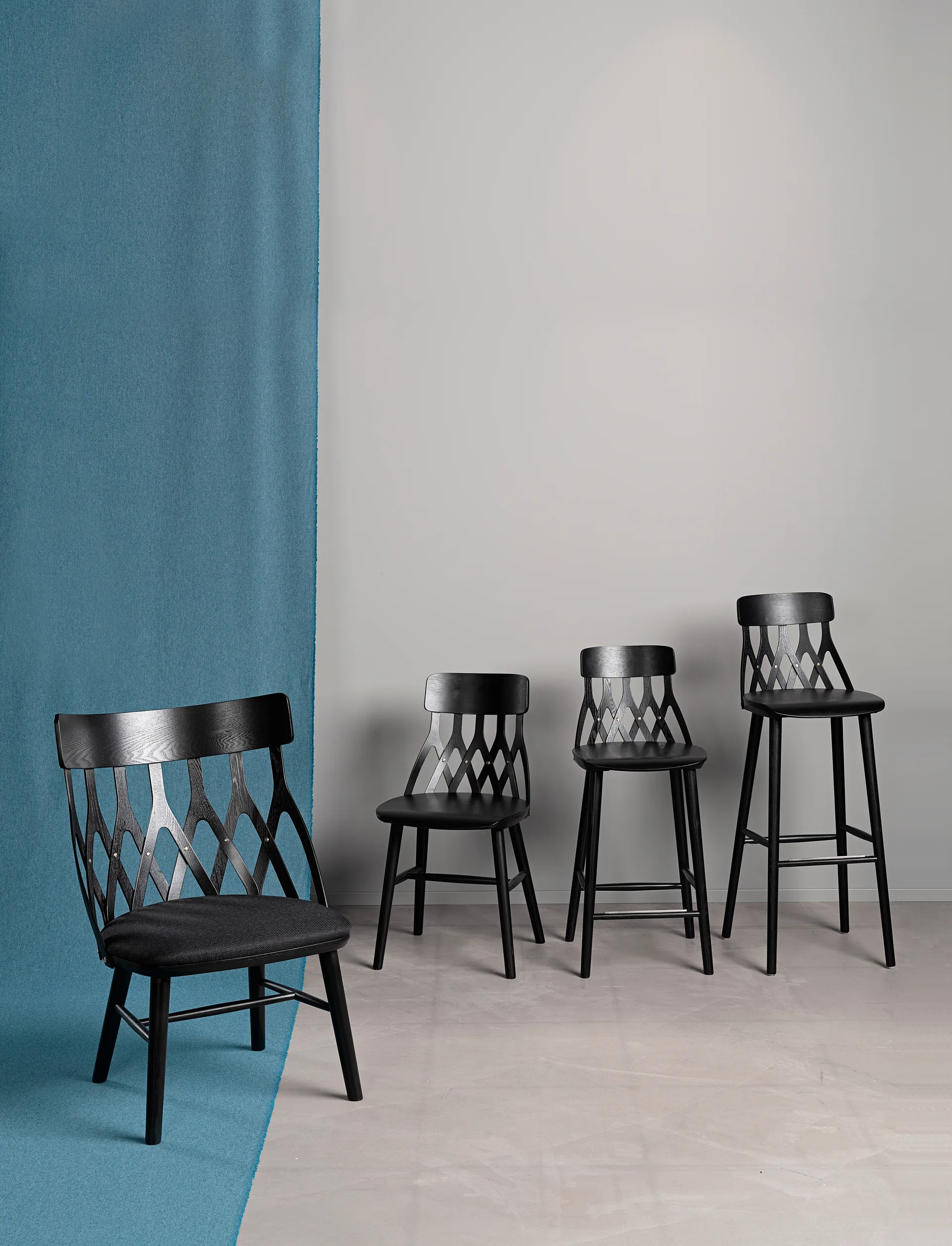 Chaise longue Y5, Lasuré noir- coussin noir Hans K