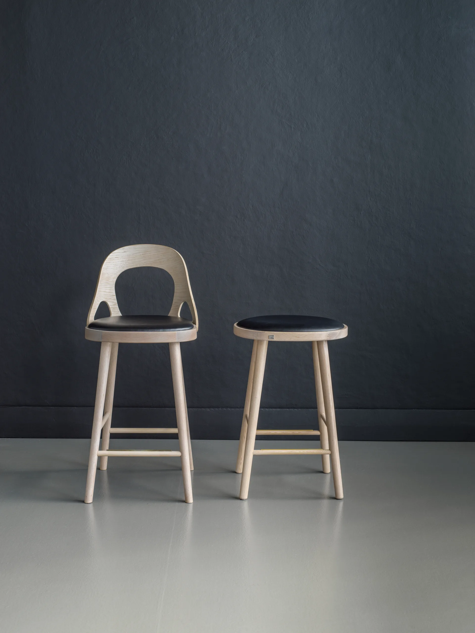 Tabouret de bar Colibri 63 cm, Chêne lasuré blond-coussin noir Hans K