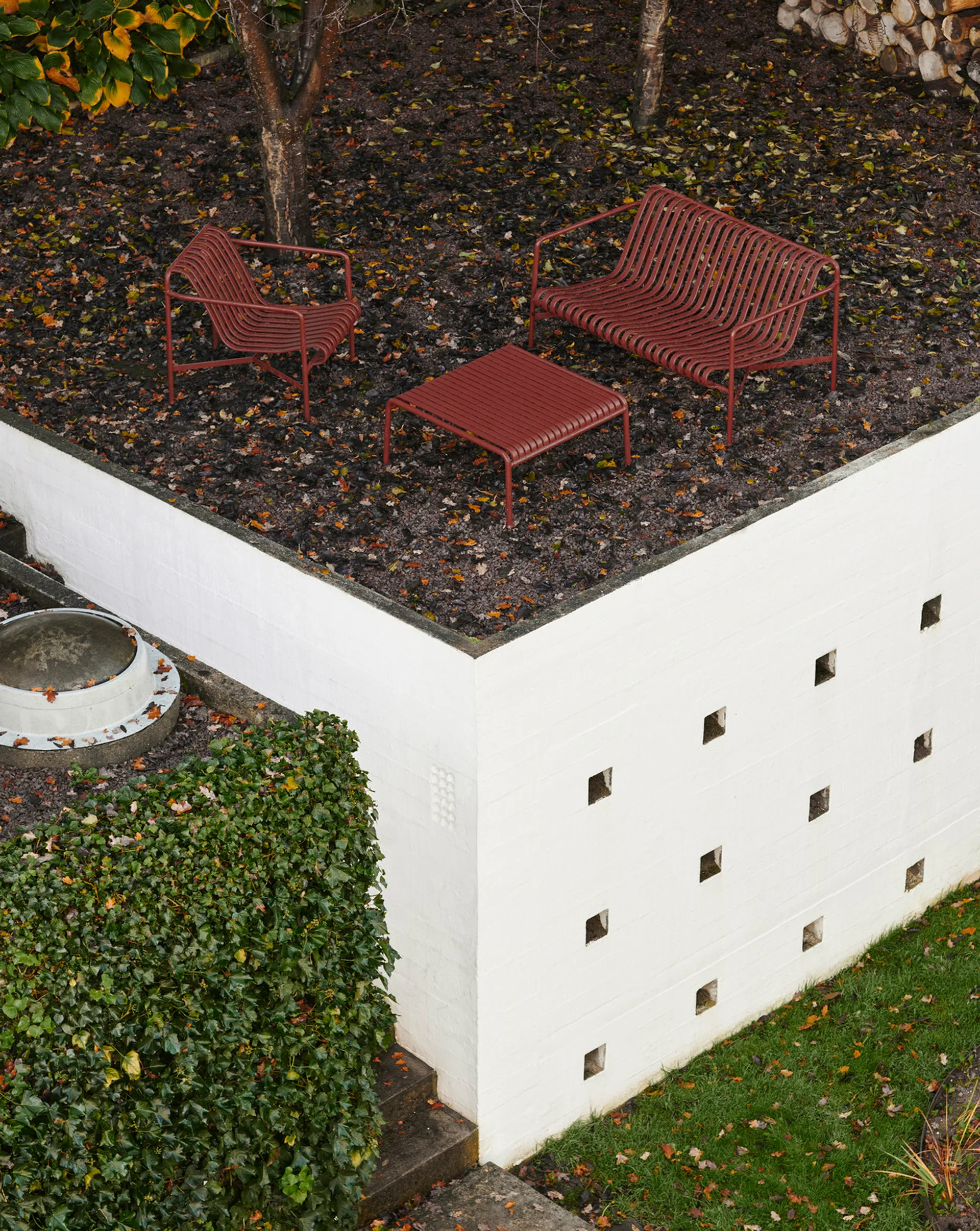 Banc Palissade Dining avec accoudoirs, Iron red HAY