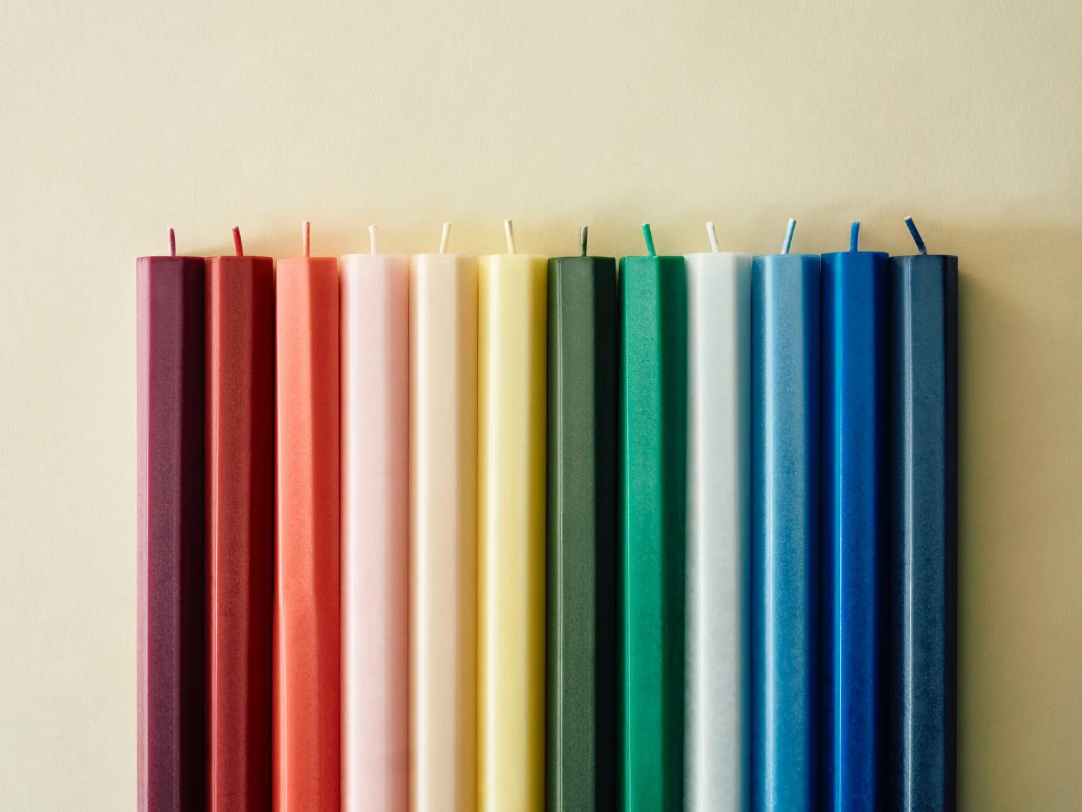 Bougies Hexagon Candle, lot de 4, Dark HAY