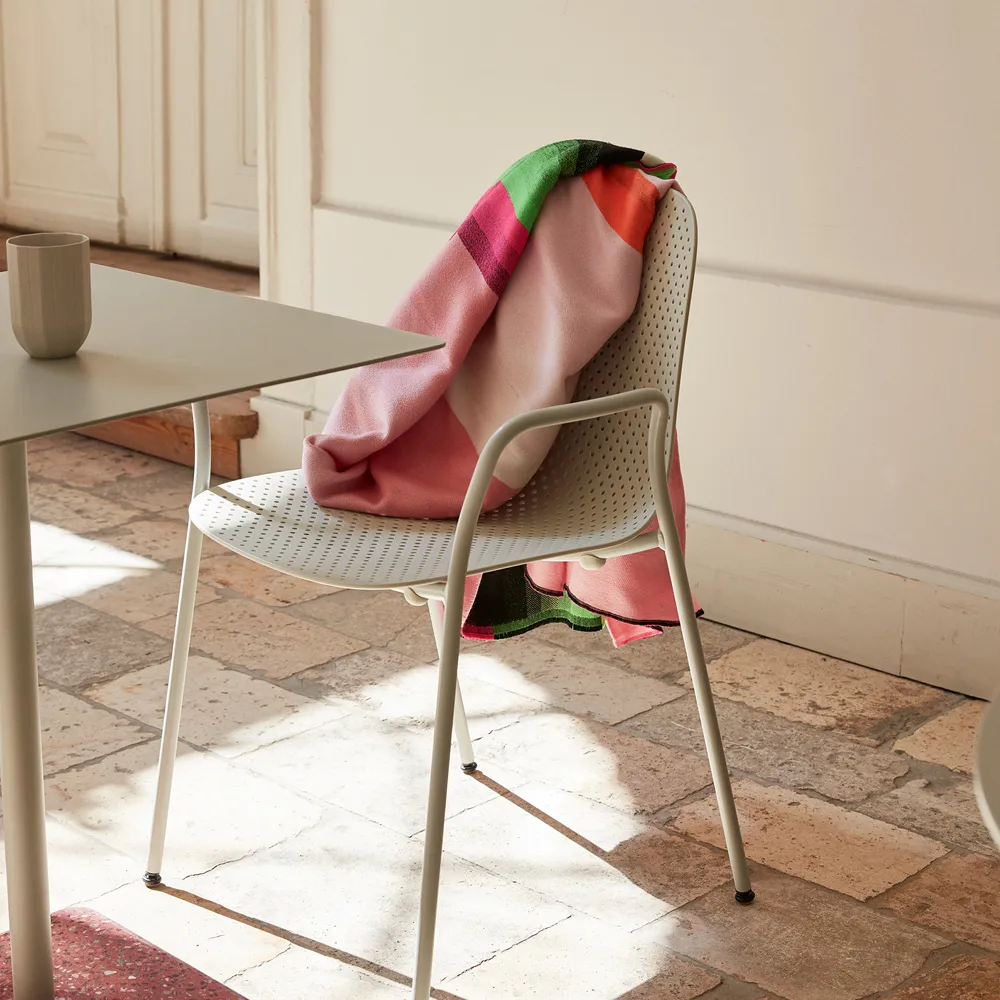 Chaise à accoudoirs 13Eighty, Chalk white-grey white HAY