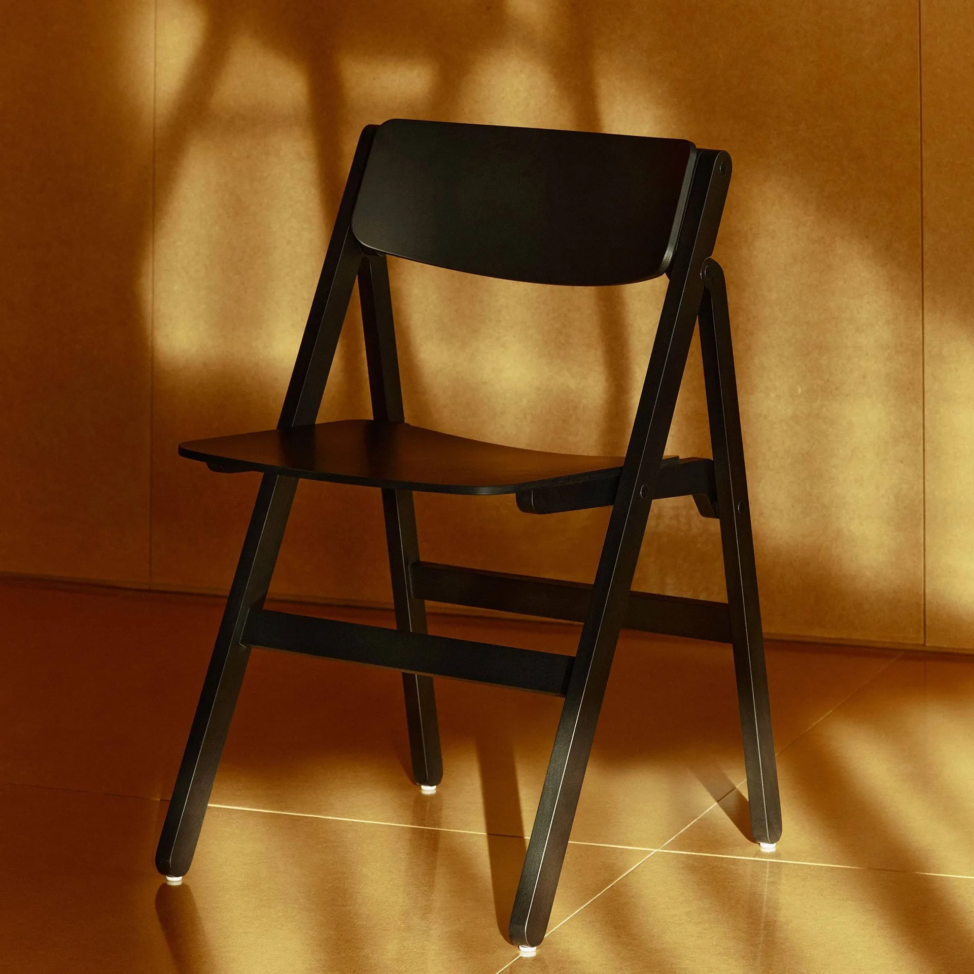 Chaise Backflip Chair, Anthracite, hêtre laqué HAY