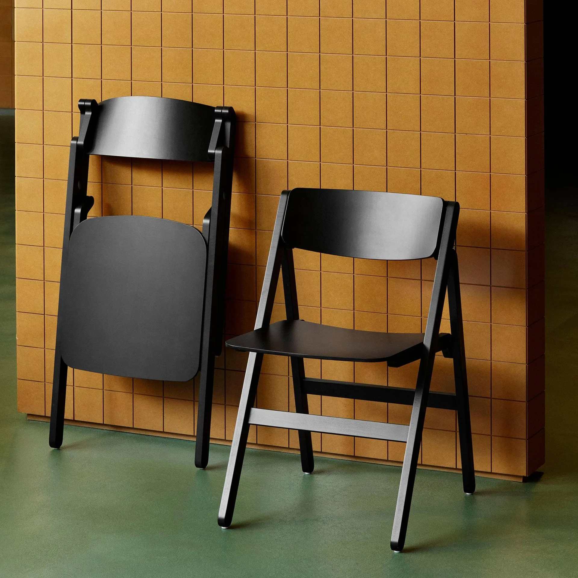 Chaise Backflip Chair, Anthracite, hêtre laqué HAY