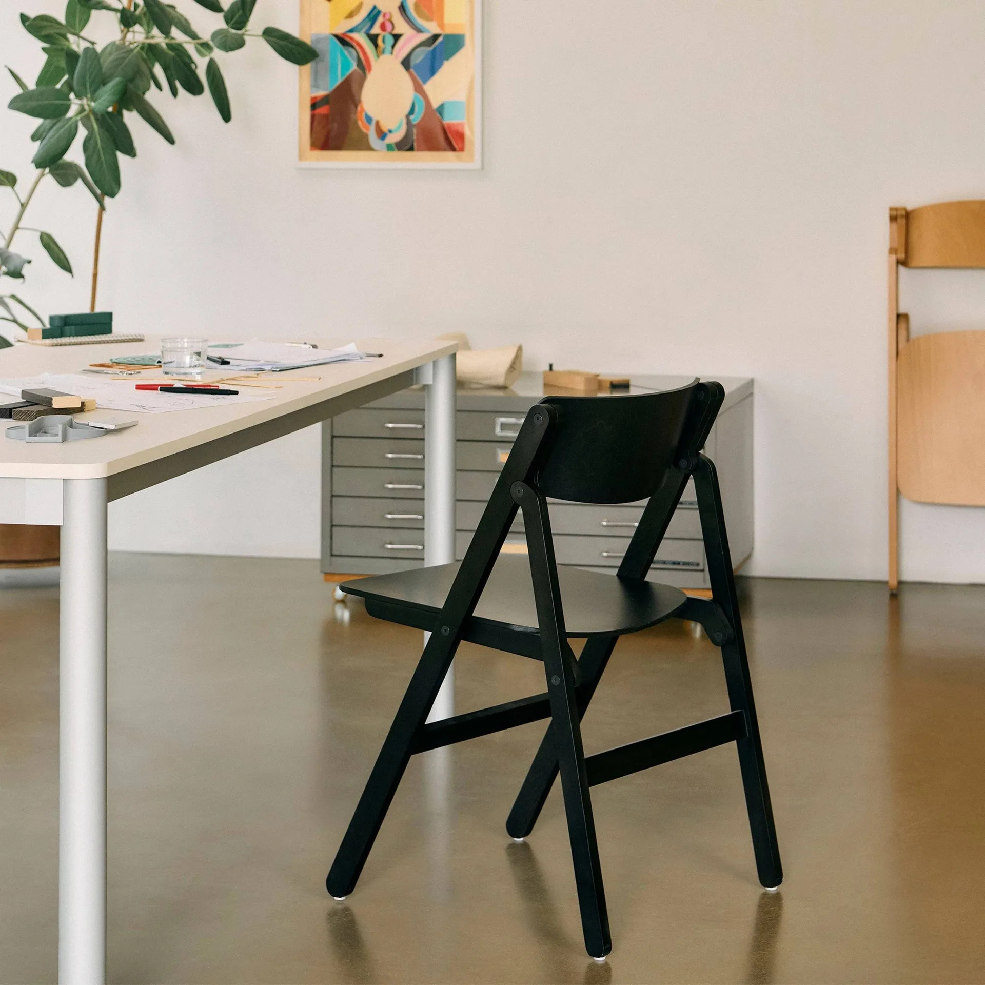 Chaise Backflip Chair, Anthracite, hêtre laqué HAY