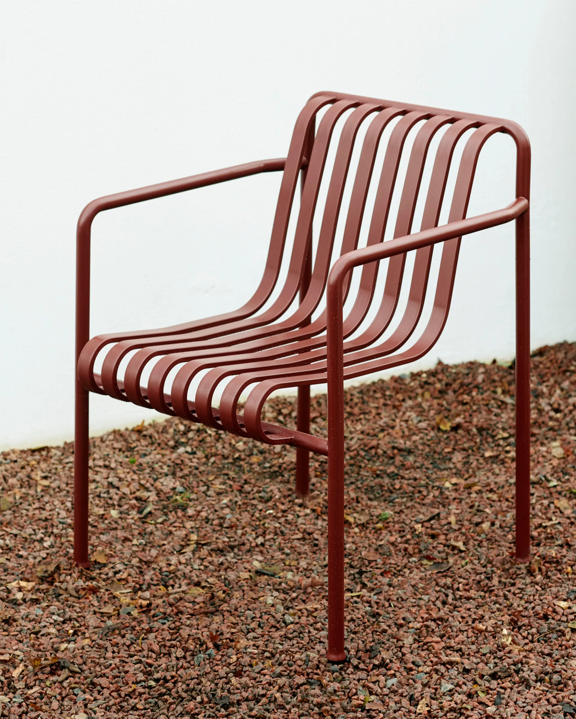 Chaise Palissade avec accoudoirs, Iron red HAY