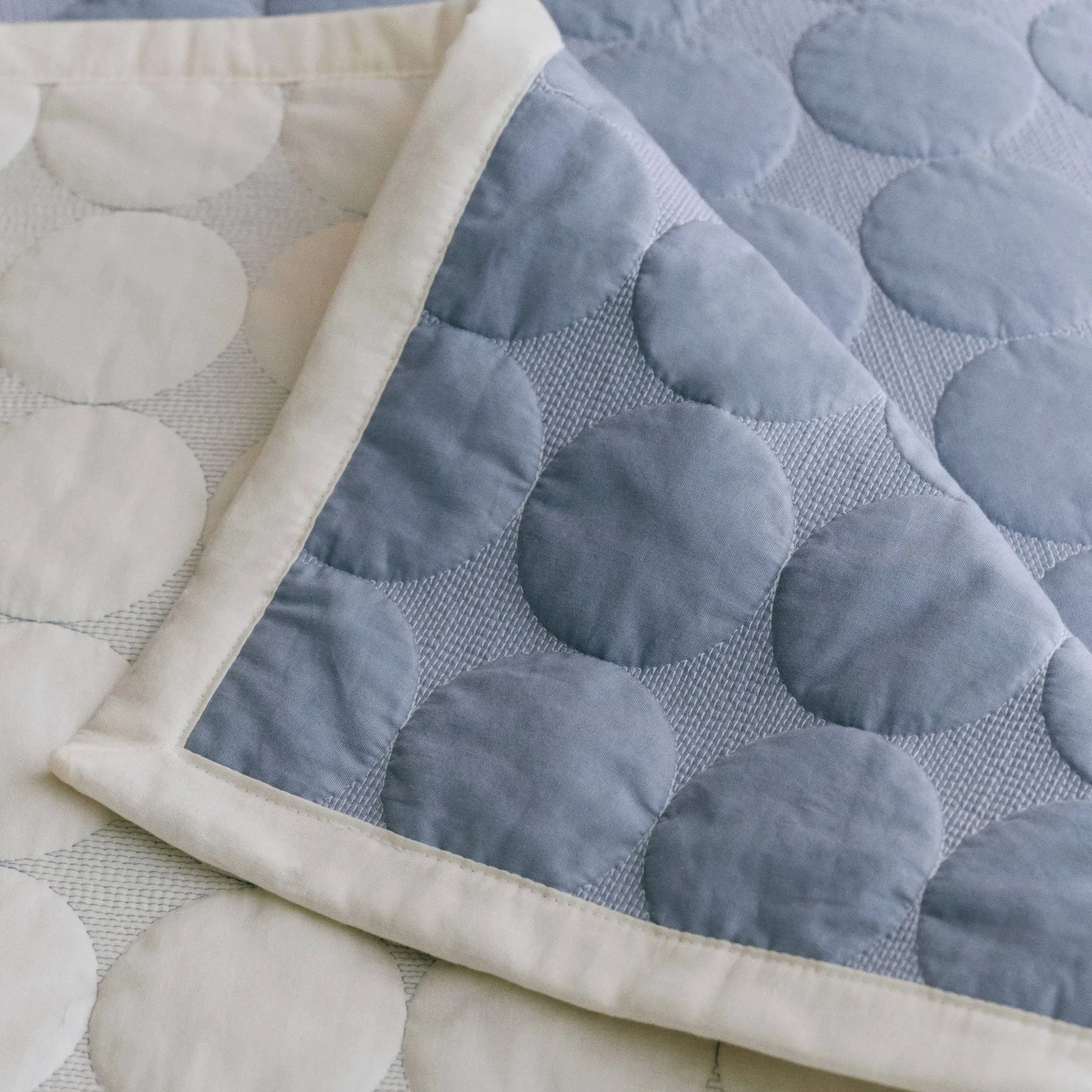 Couvre-lit Mega Dot organic 260x260 cm, Dusty blue HAY