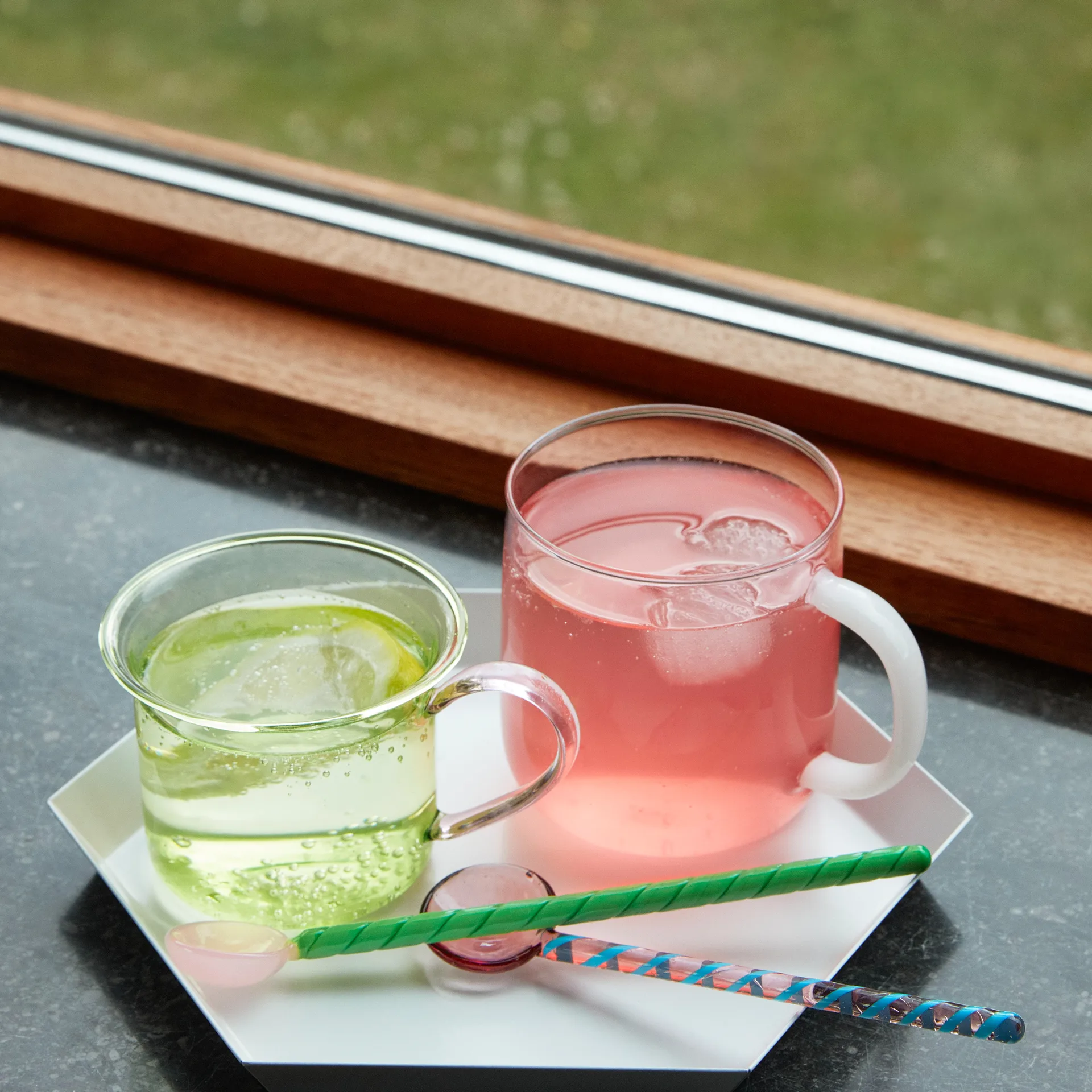 Cuillère en verre Round Lot de 2, Aubergine-light pink HAY
