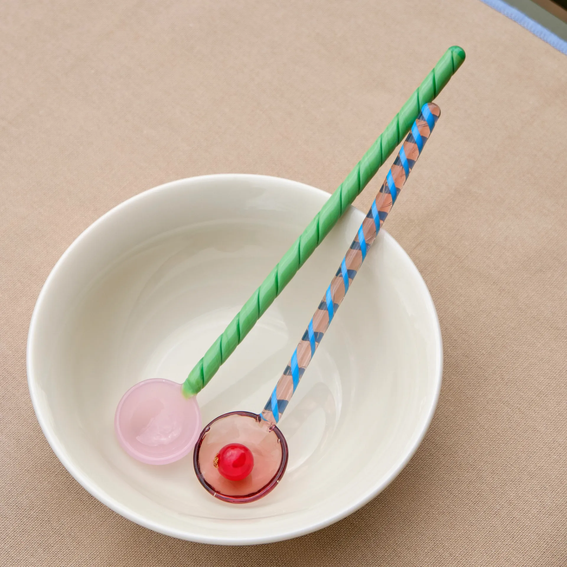 Cuillère en verre Twist Lot de 2, Turquoise-light pink HAY