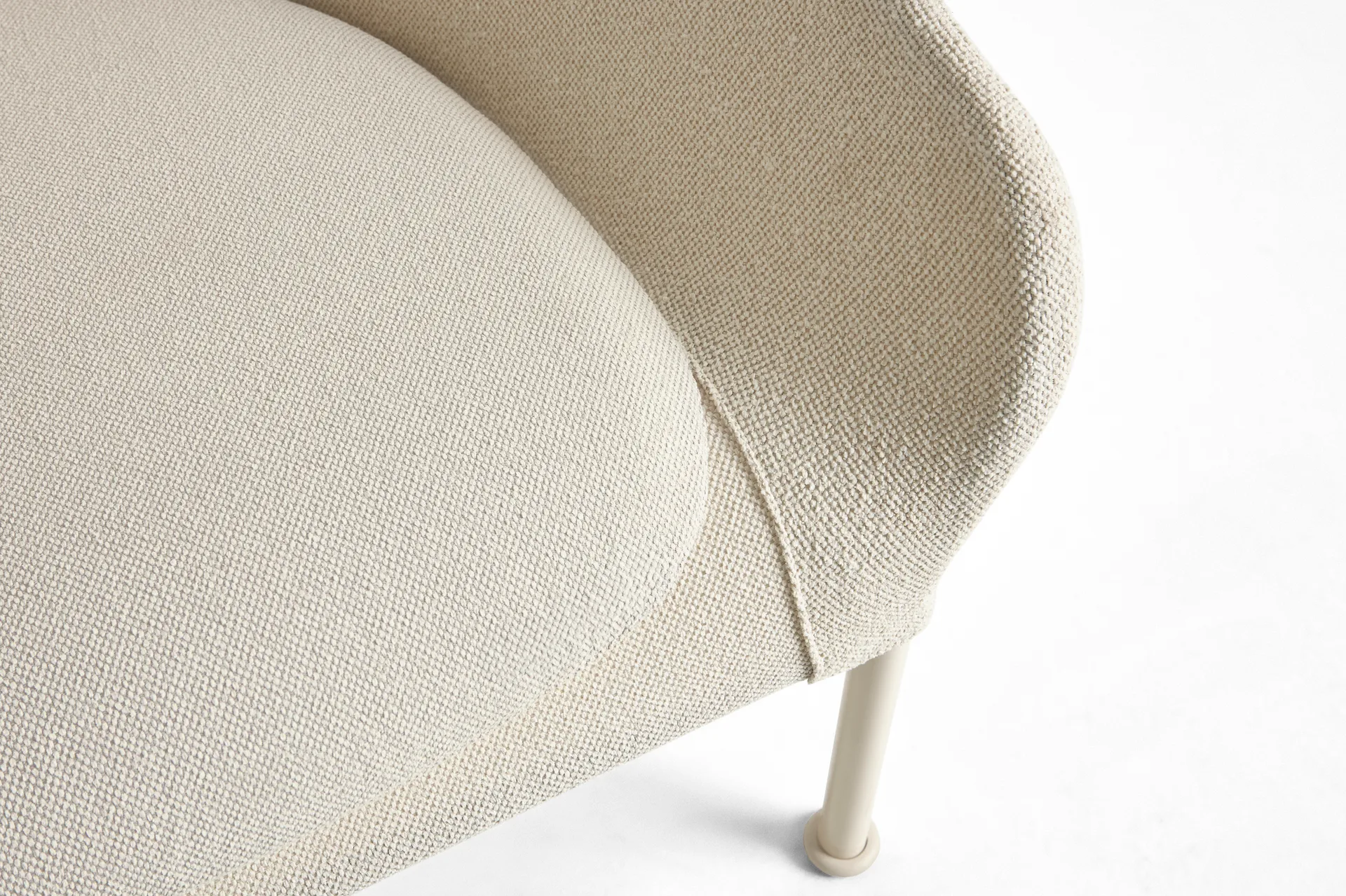 Fauteuil O2 Lounge Chair, Soft cream acier laqué eggshell HAY