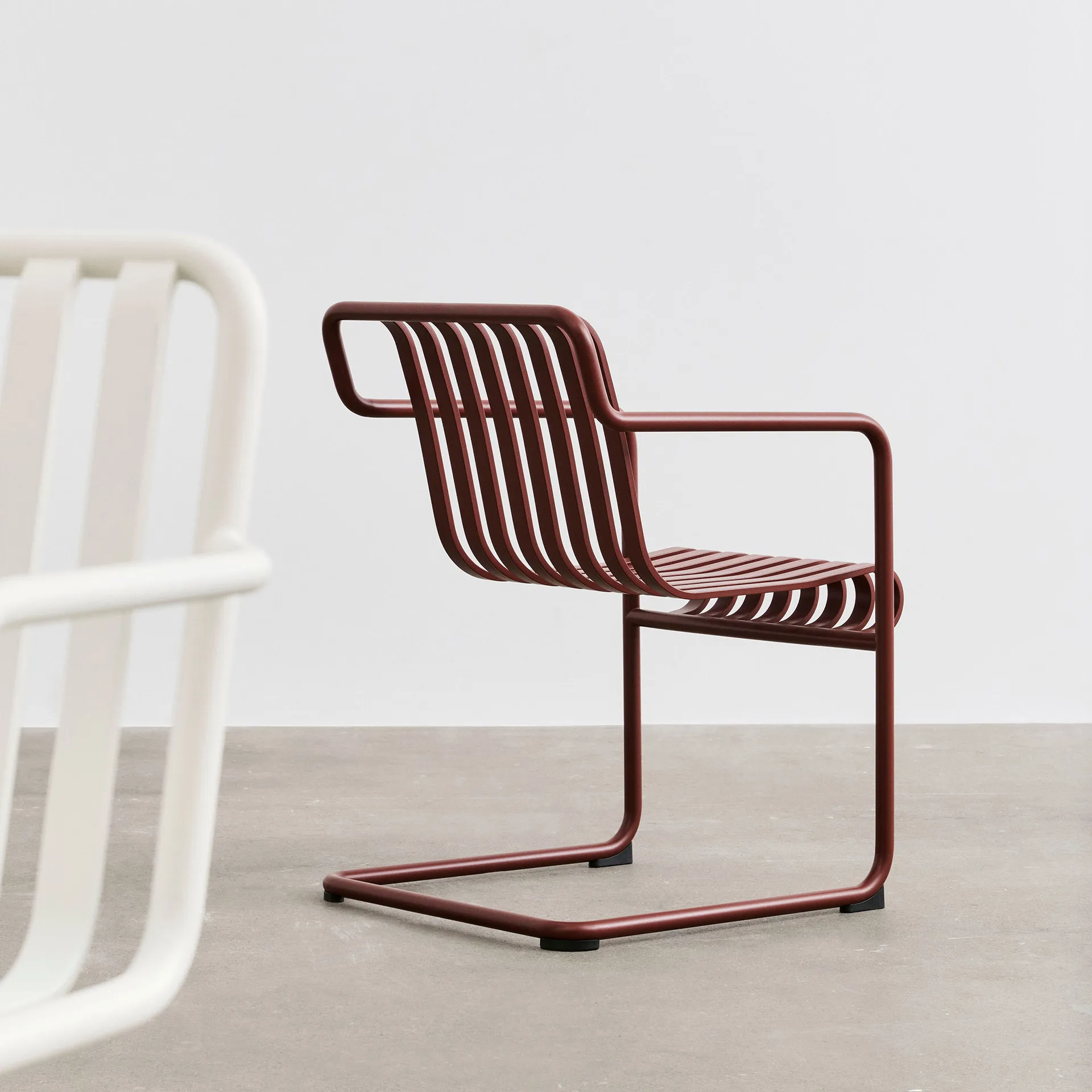 Fauteuil Palissade Cantilever Dining, Iron red HAY