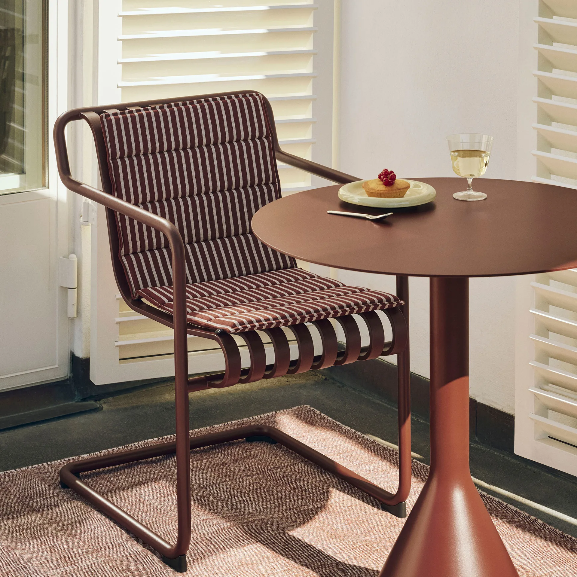 Fauteuil Palissade Cantilever Dining, Iron red HAY