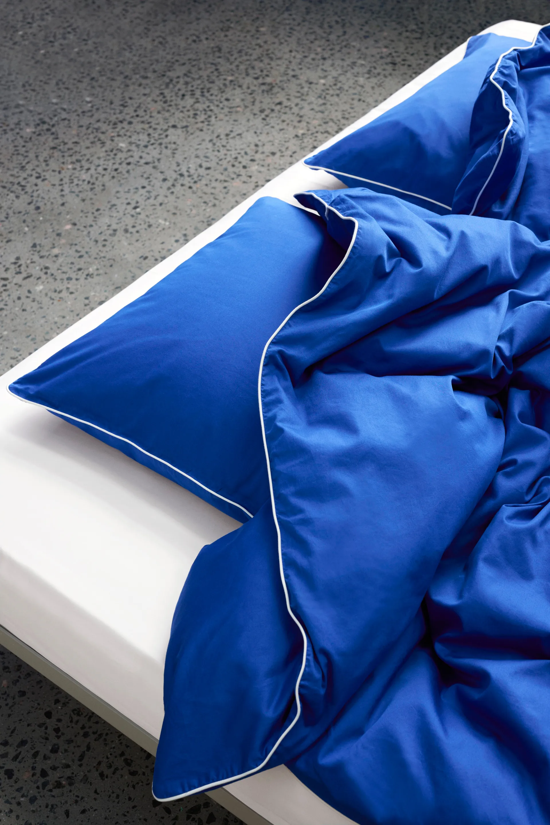 Housse de couette Outline 220x220 cm, Vivid blue HAY