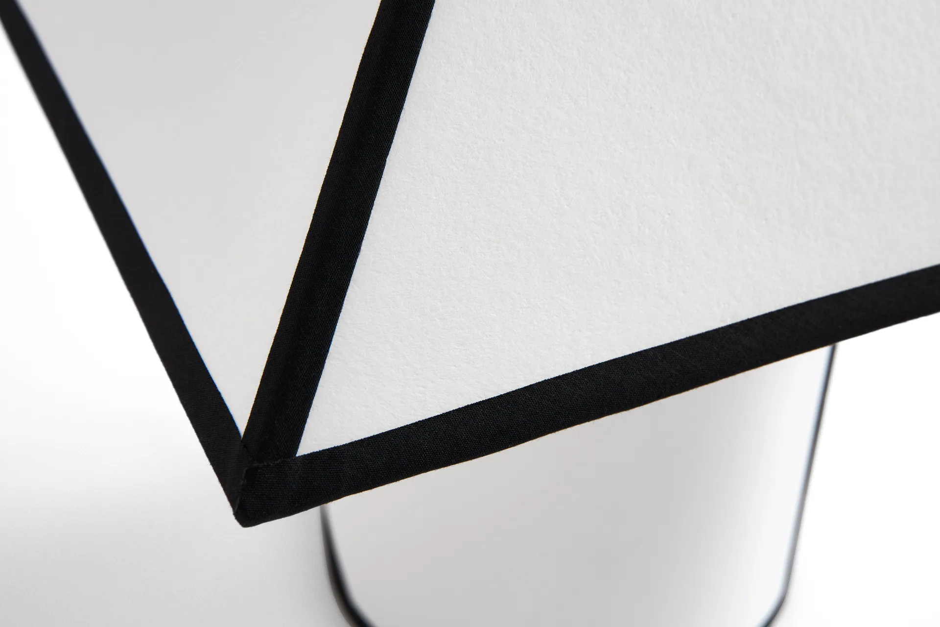 Lampe de table Ava Pyramid 29 cm, White HAY