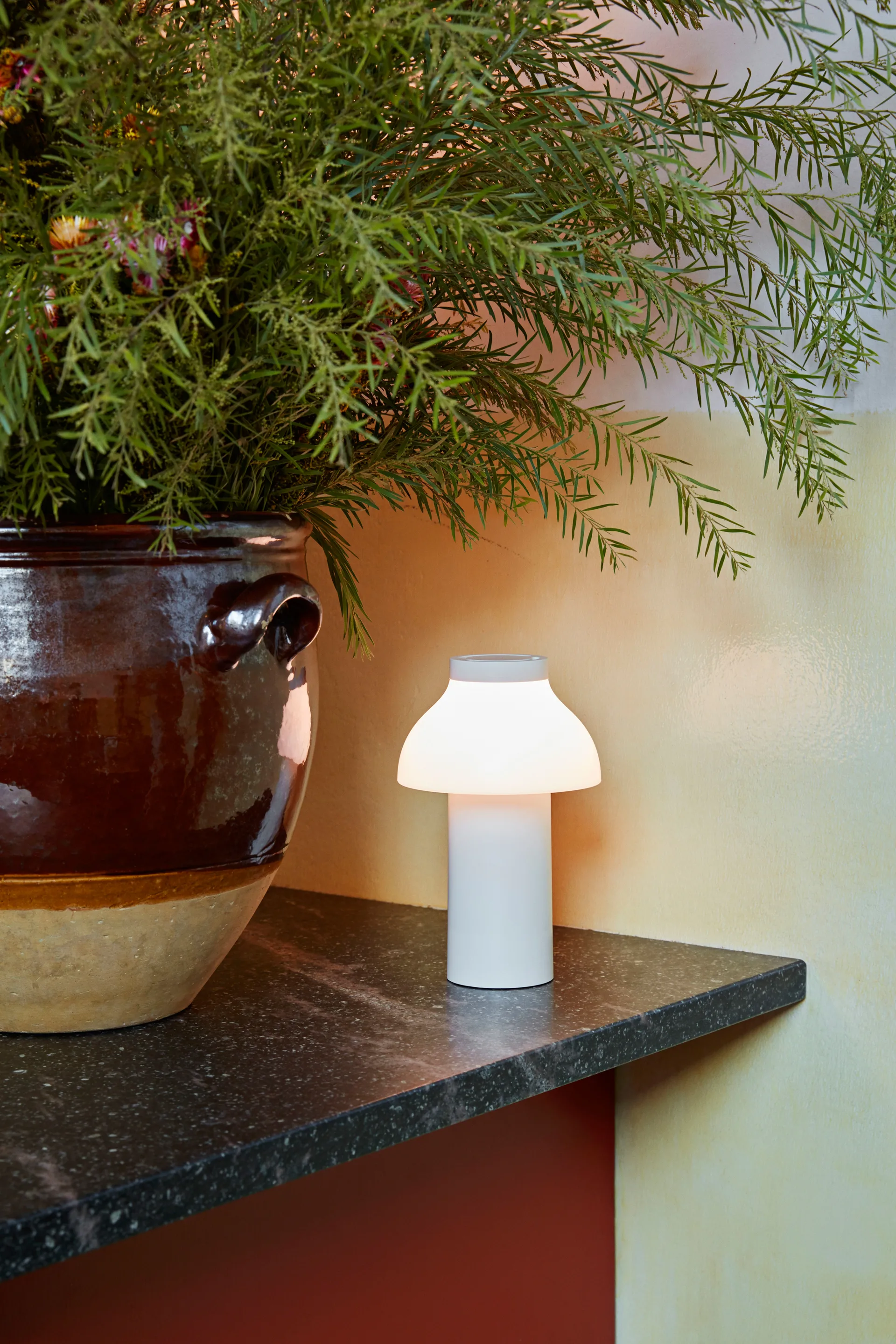 Lampe de table PC Portable, Cream white HAY