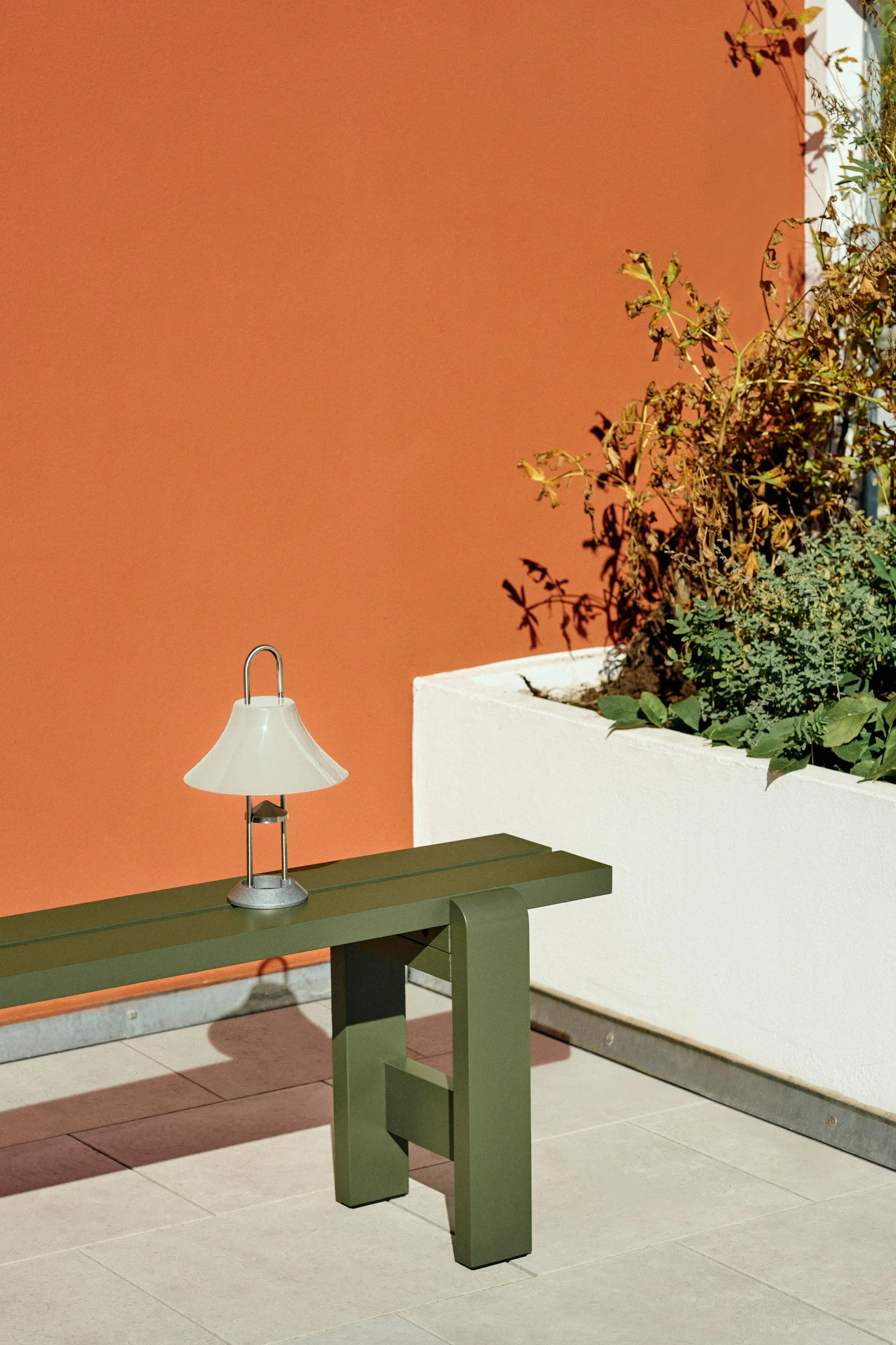 Lampe de table portable Mousqueton 30,5 cm, Oyster white HAY