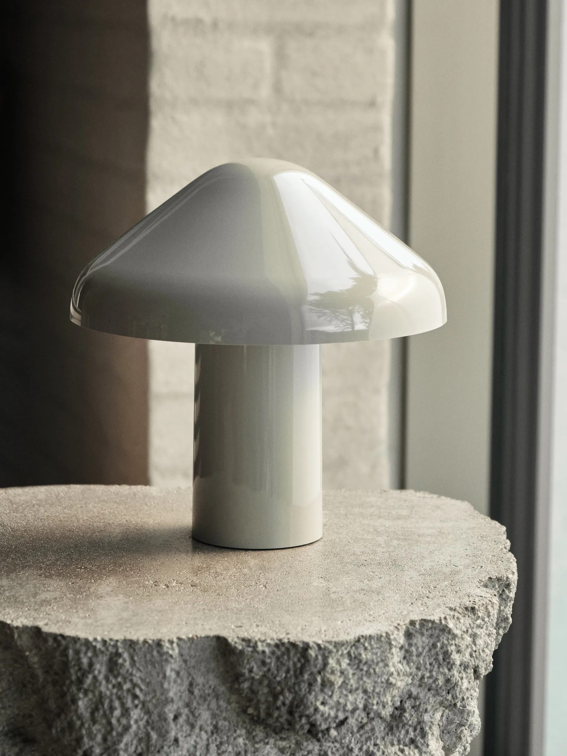 Lampe de table portable Pao, Cool grey HAY