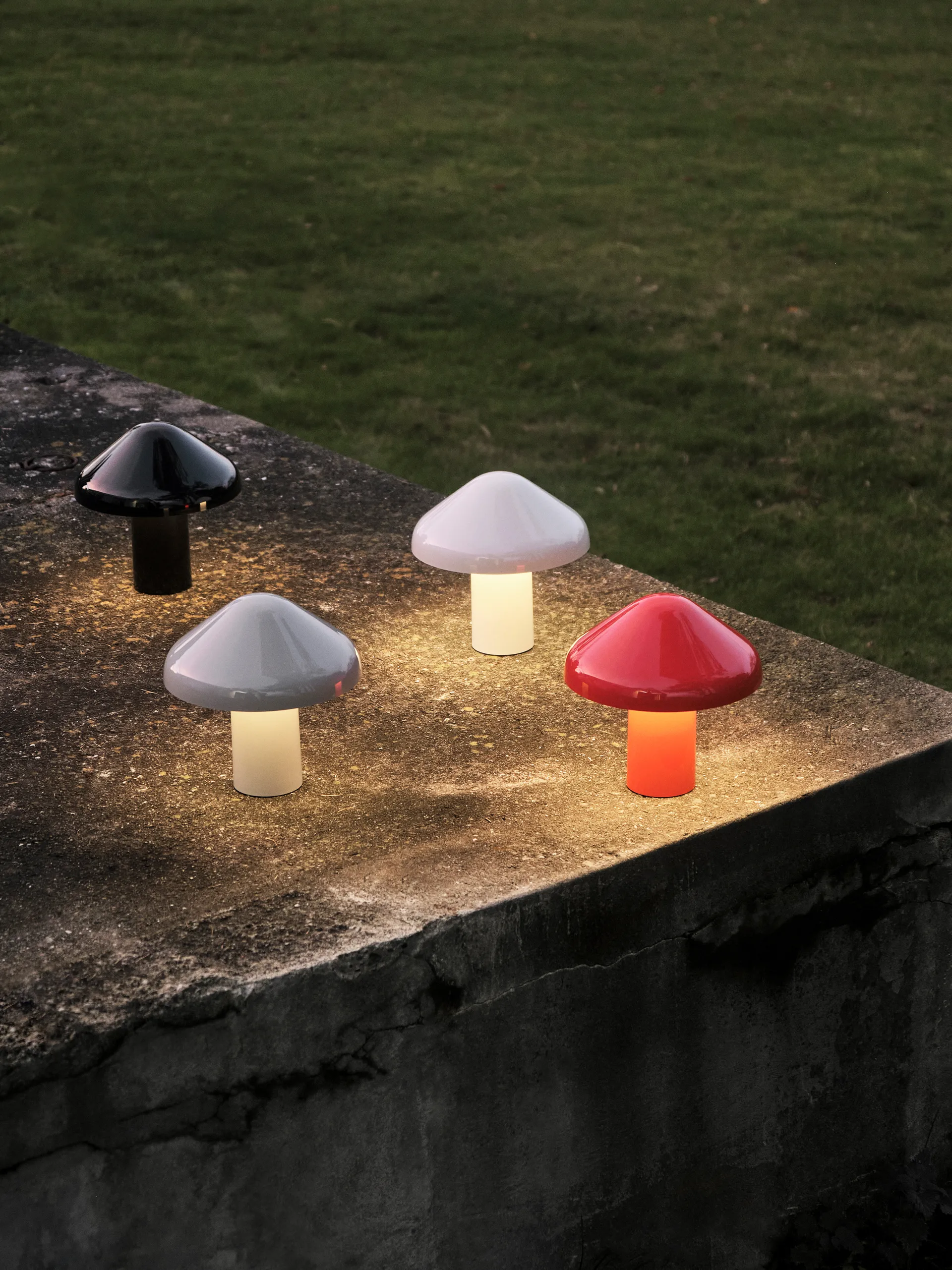 Lampe de table portable Pao, Cool grey HAY