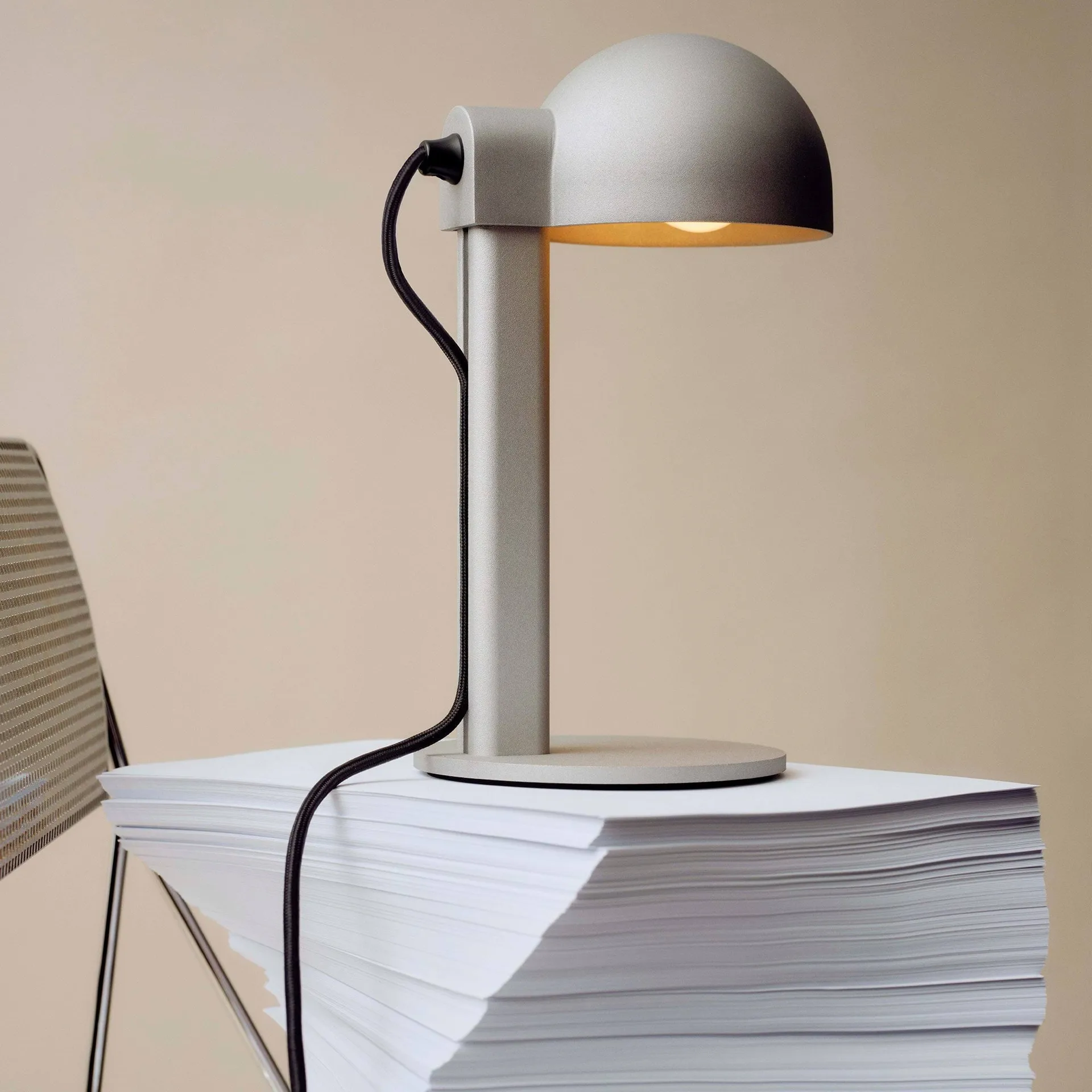 Lampe de table Posto, Silver grey HAY