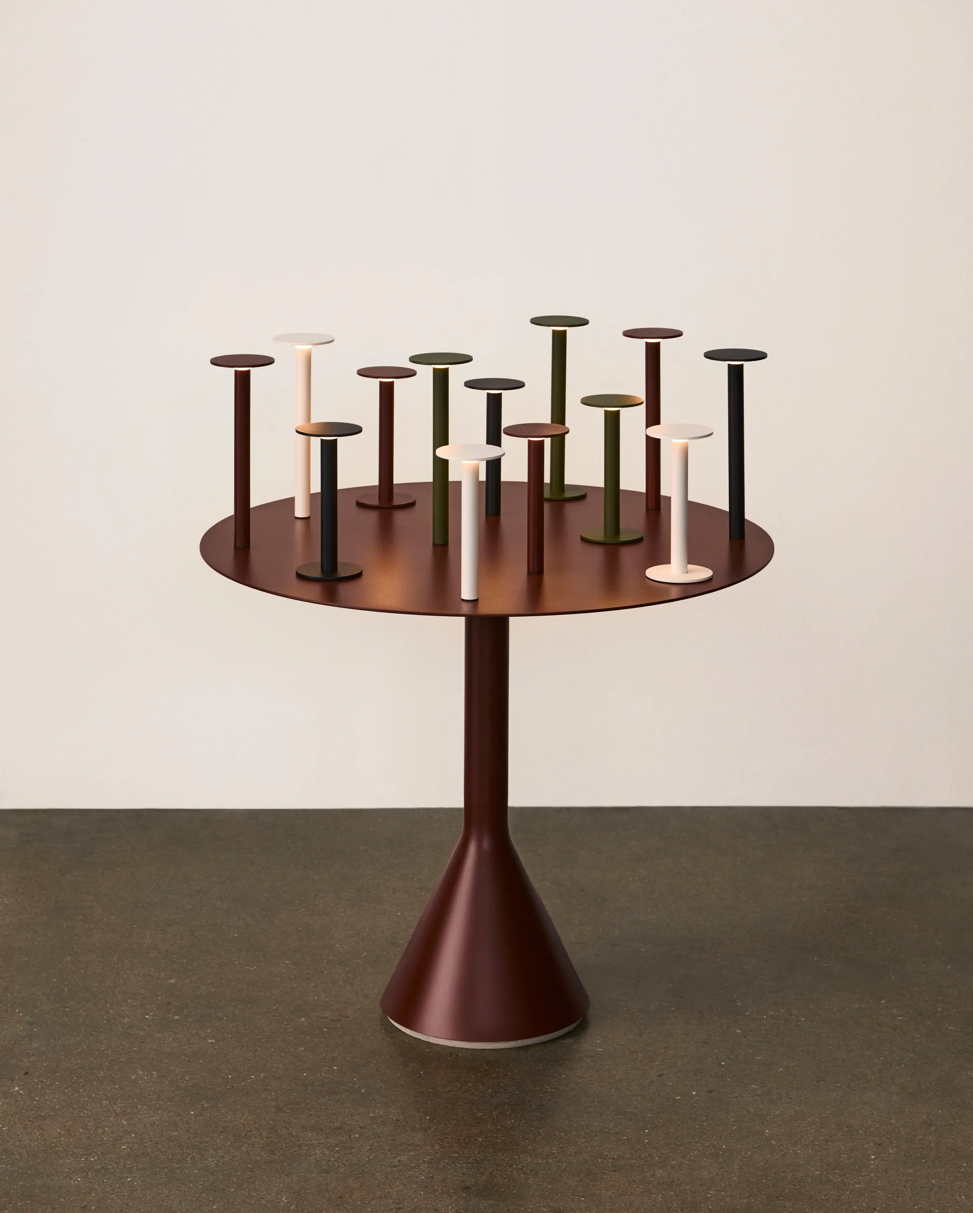 Lampe portable Host, Iron red, 22 cm HAY