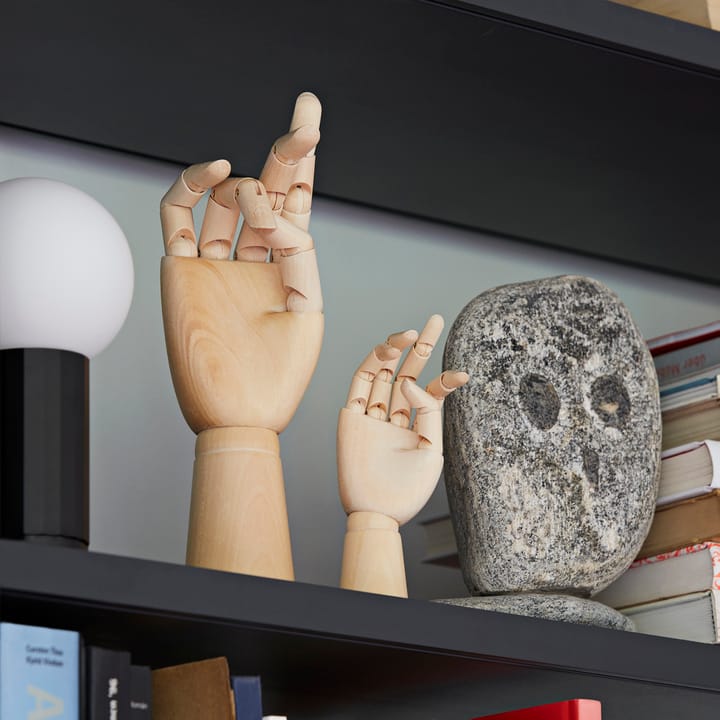 Main articulée en bois Wooden Hand, Large (22 cm) HAY