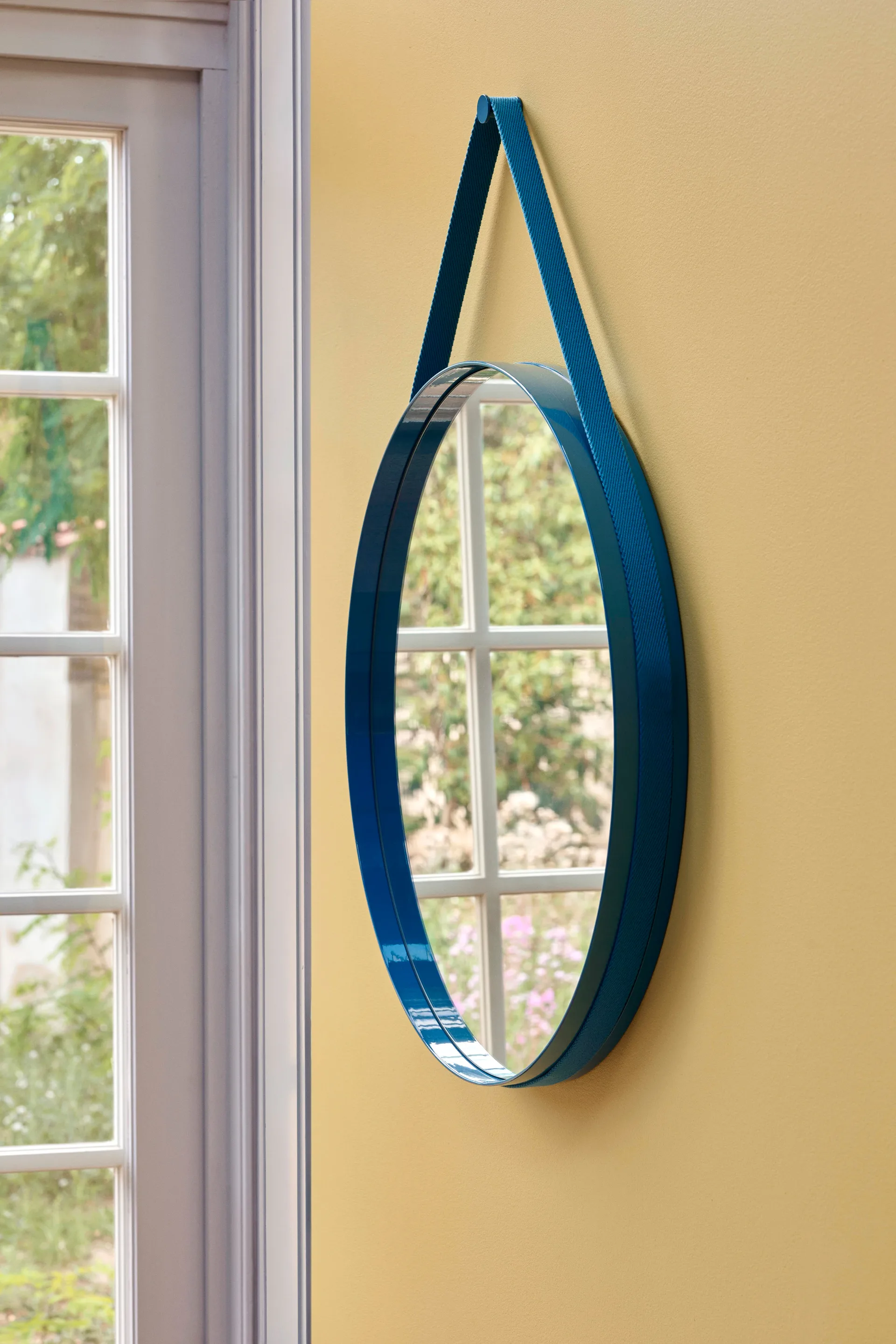 Miroir Strap Mirror Ø70 cm, Blue HAY