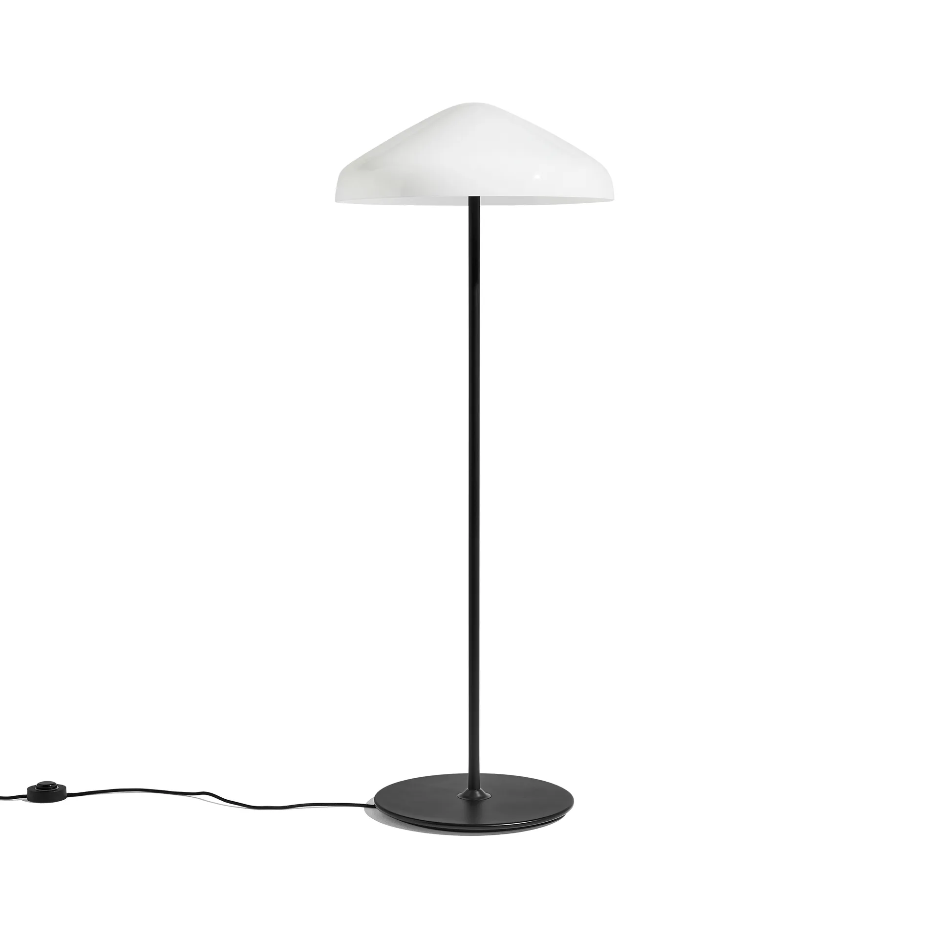 Pao Glass lampe sur pied, White opal glass HAY