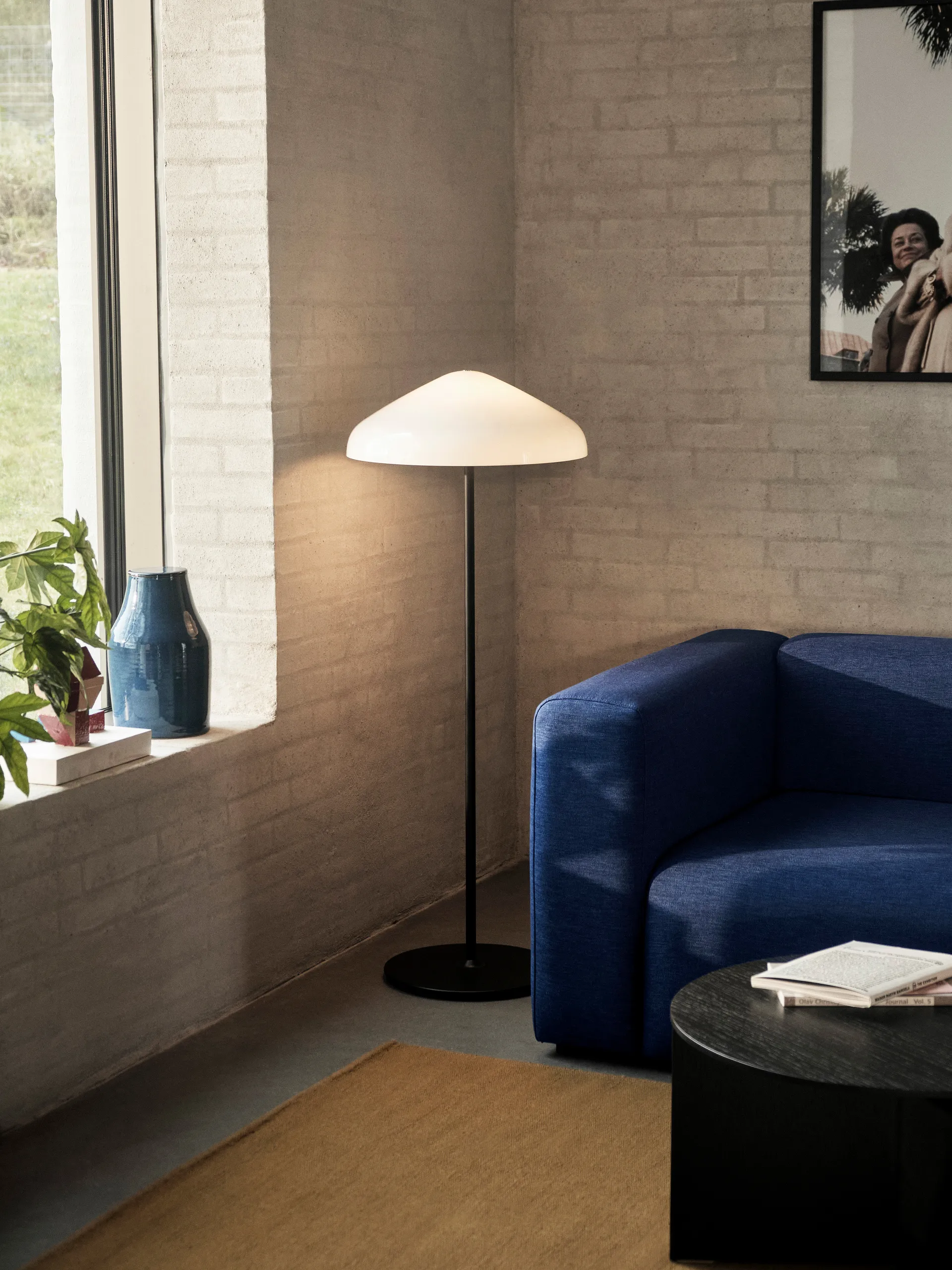 Pao Glass lampe sur pied, White opal glass HAY