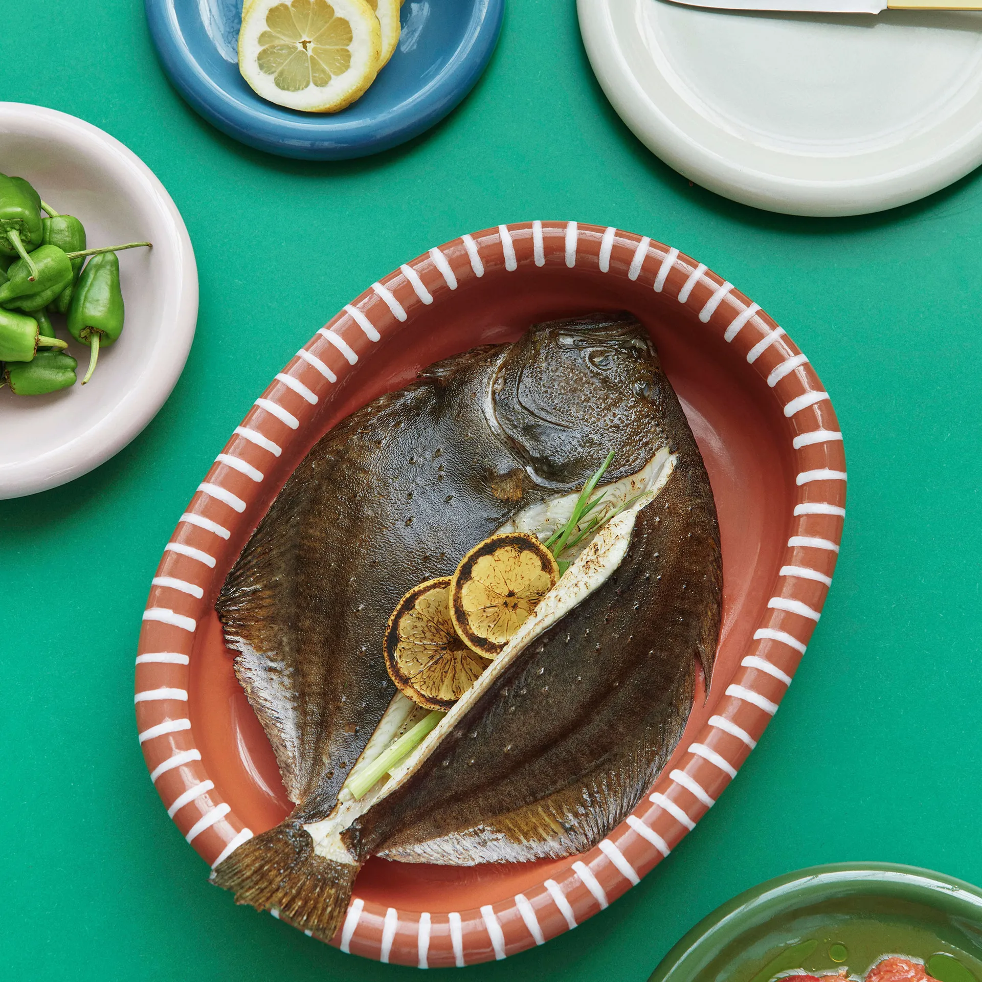 Plat de service Barro ovale large 27x36 cm, Natural with stripes HAY