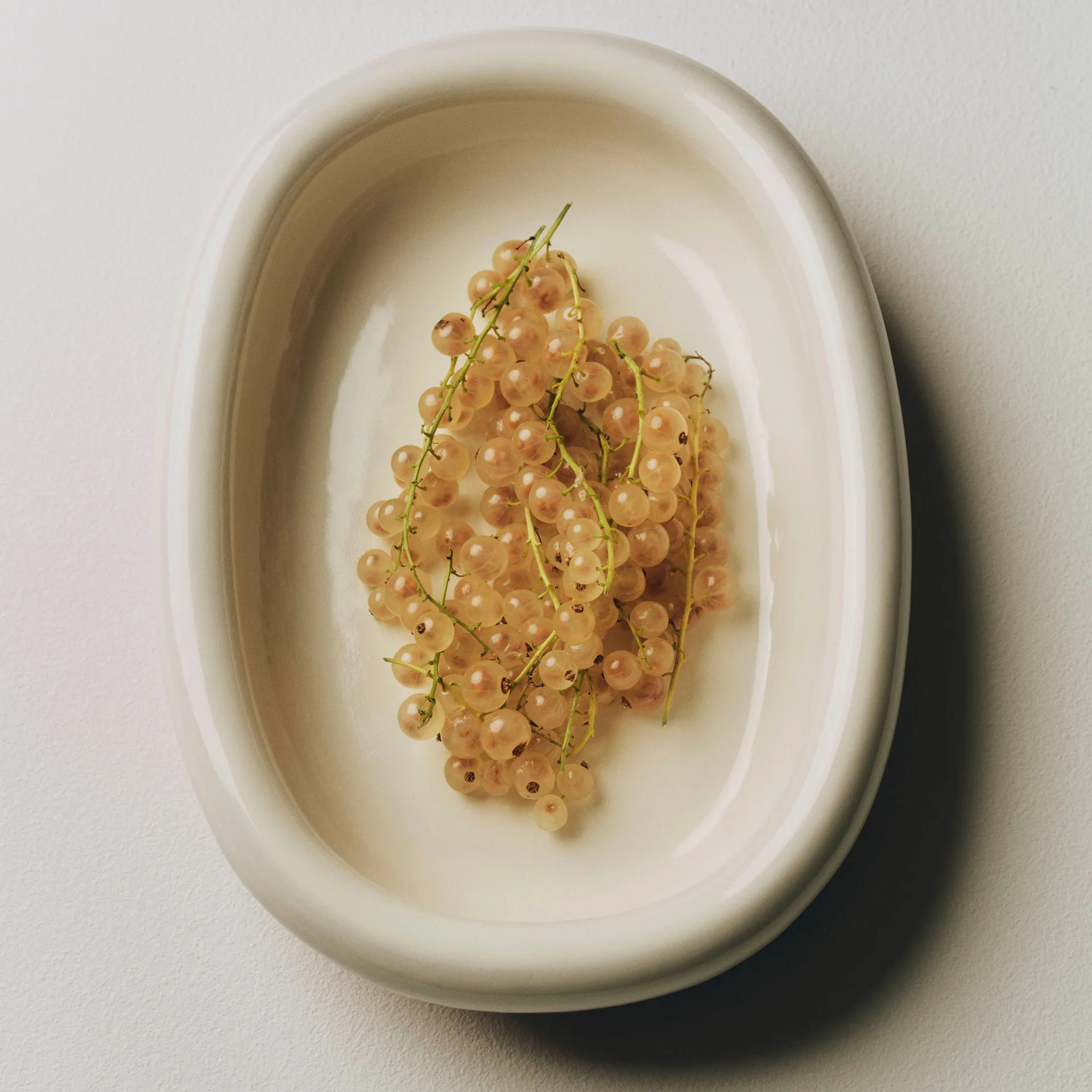 Plat de service ovale Barro, Off-white, small 20x27,5 cm HAY