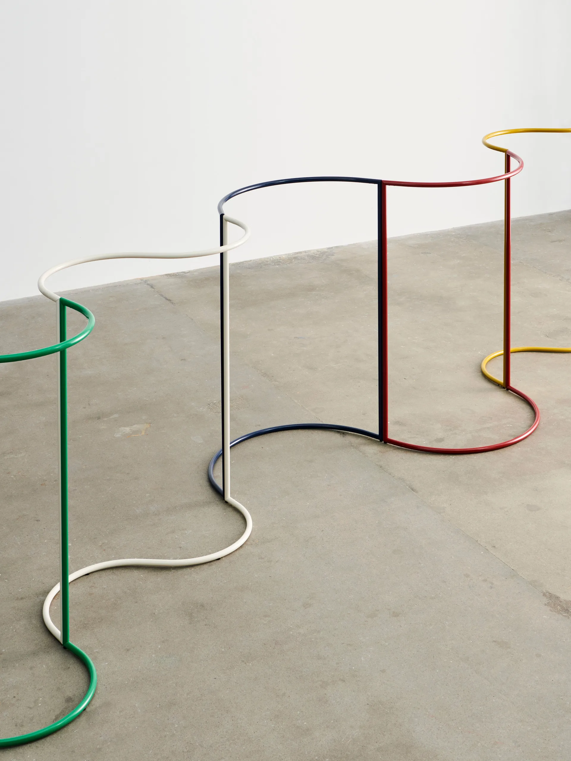 Porte-manteau Colour Rack s-shape 144,2x150 cm, Eggshell HAY