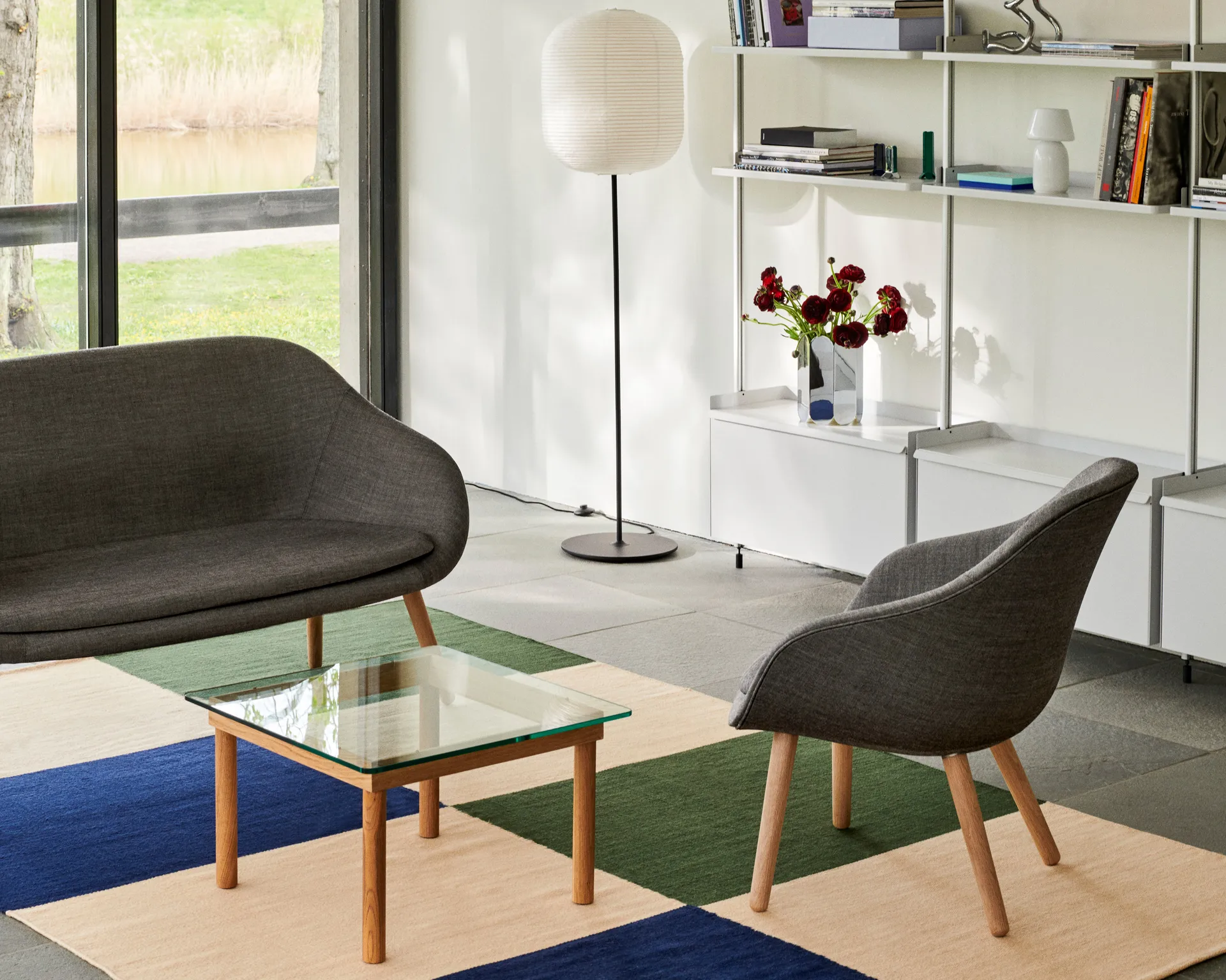 Support de sol Common 129 cm, Noir doux-noir terrazzo HAY