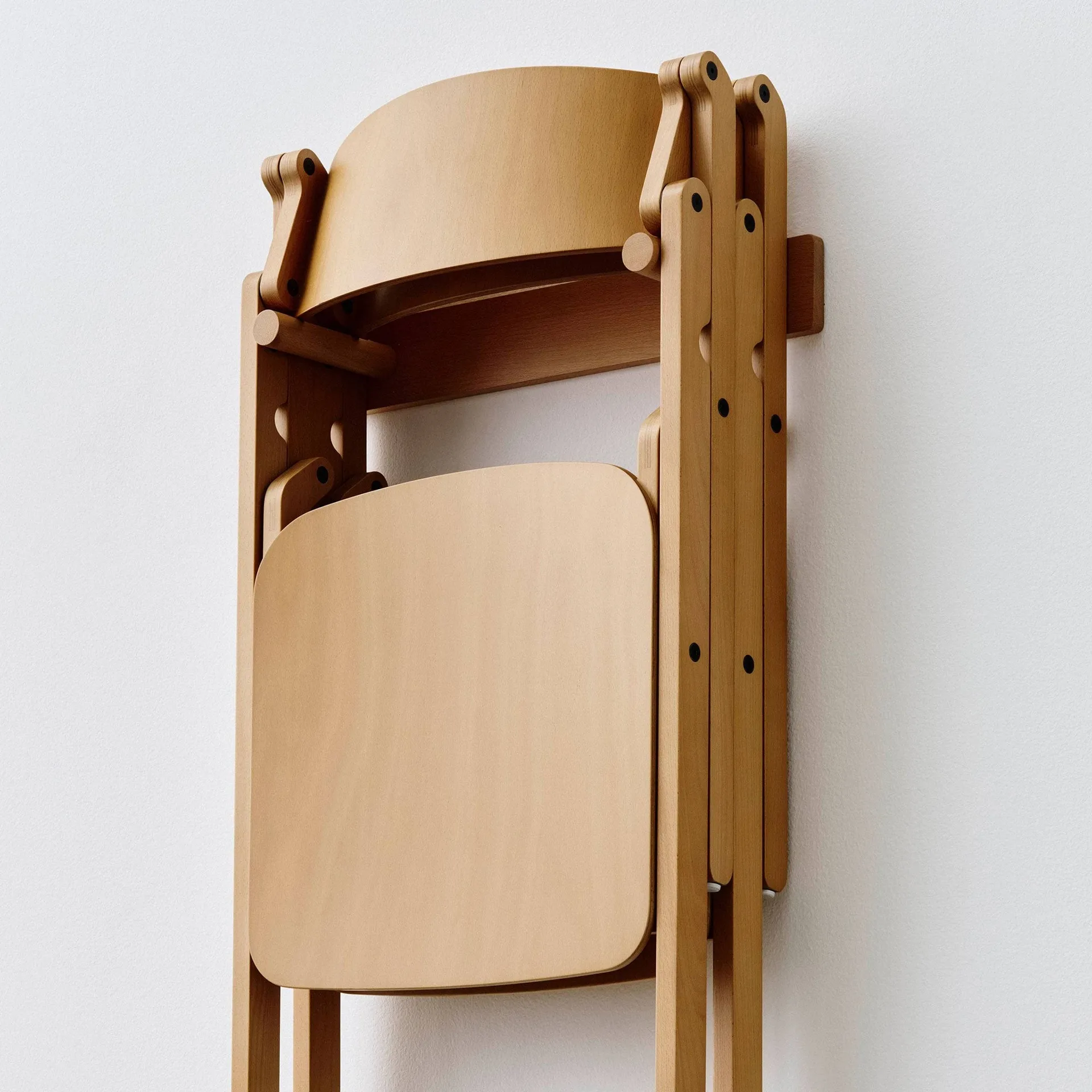 Support mural pour chaise Backflip Chair, Golden, hêtre laqué HAY