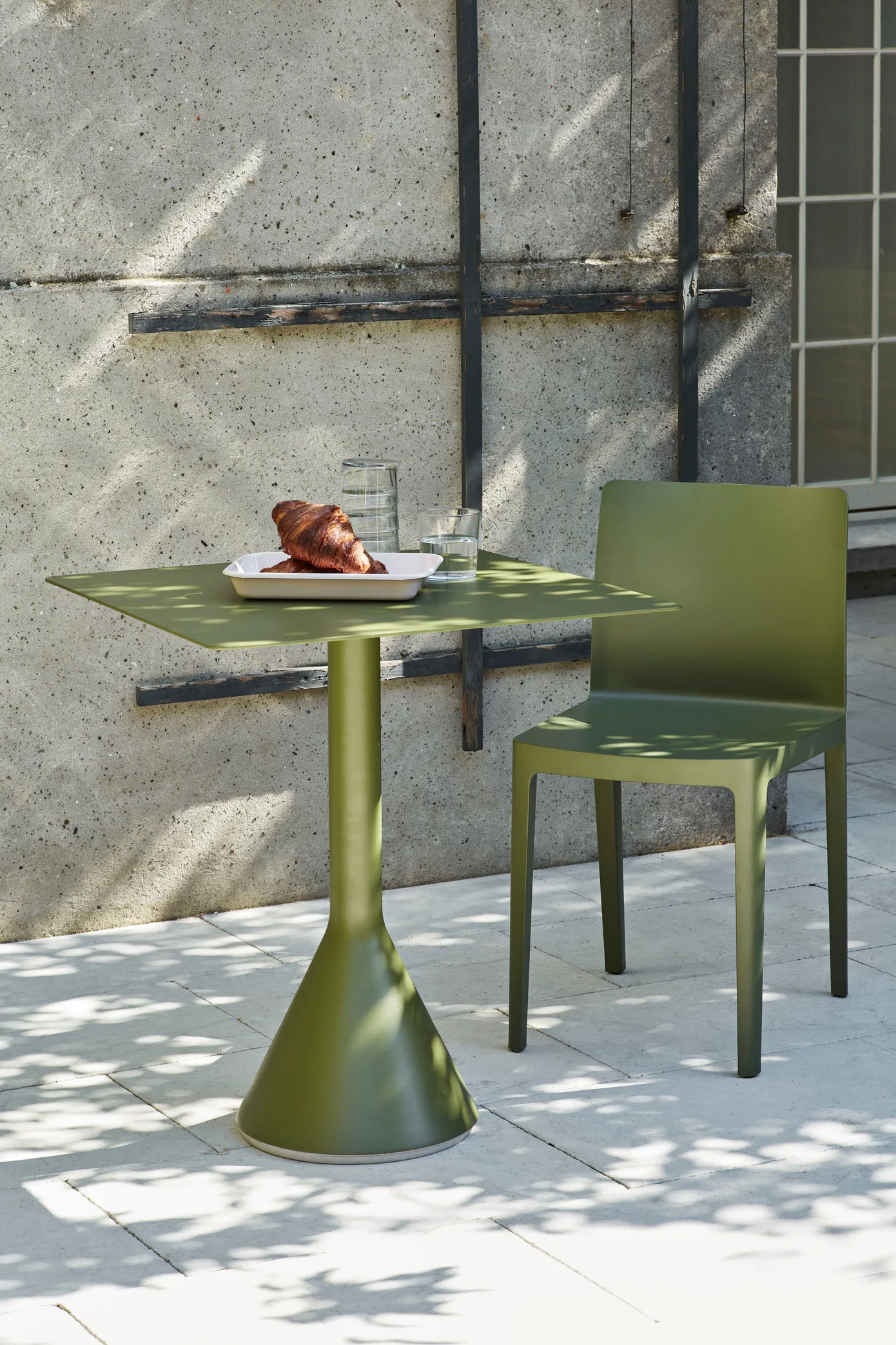 Table café carrée Palissade Cone 65x65 cm, Olive HAY