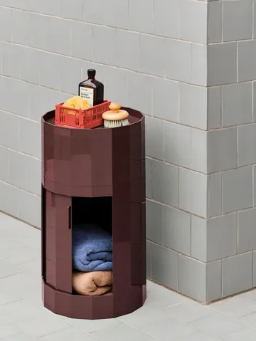 Table d'appoint Facet Cabinet high pieds/roues 66 cm - Bordeaux - HAY