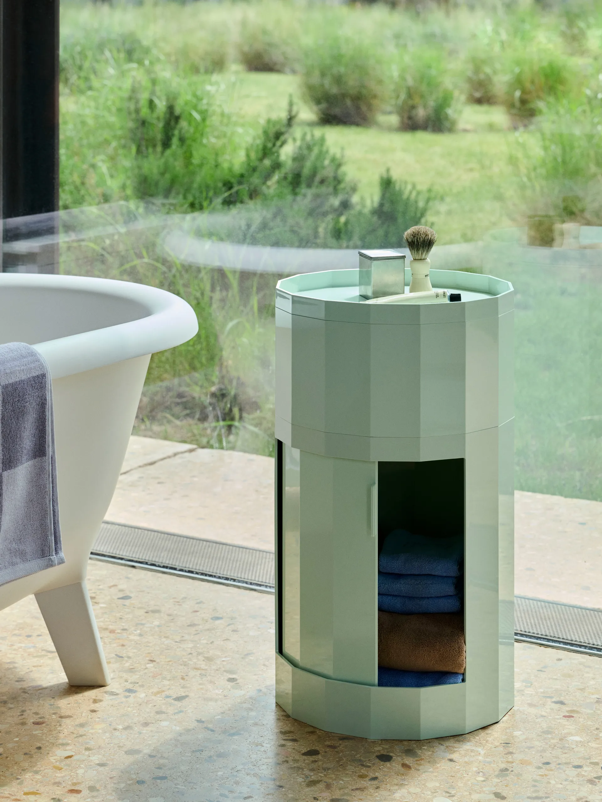 Table d'appoint Facet Cabinet high pieds/roues 66 cm, Soft mint HAY