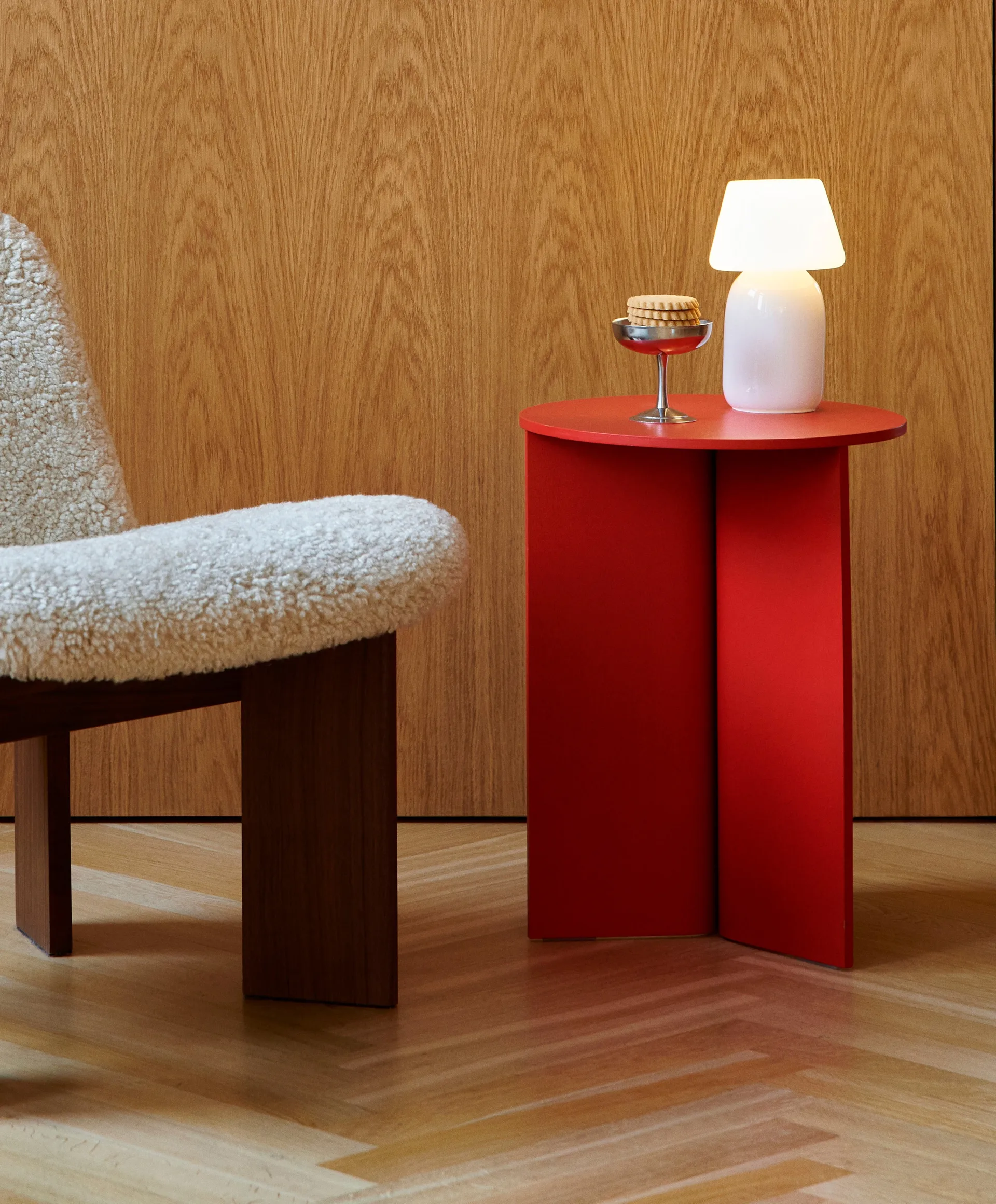 Table d'appoint Slit high Ø35 cm, Candy red lacquered oak HAY