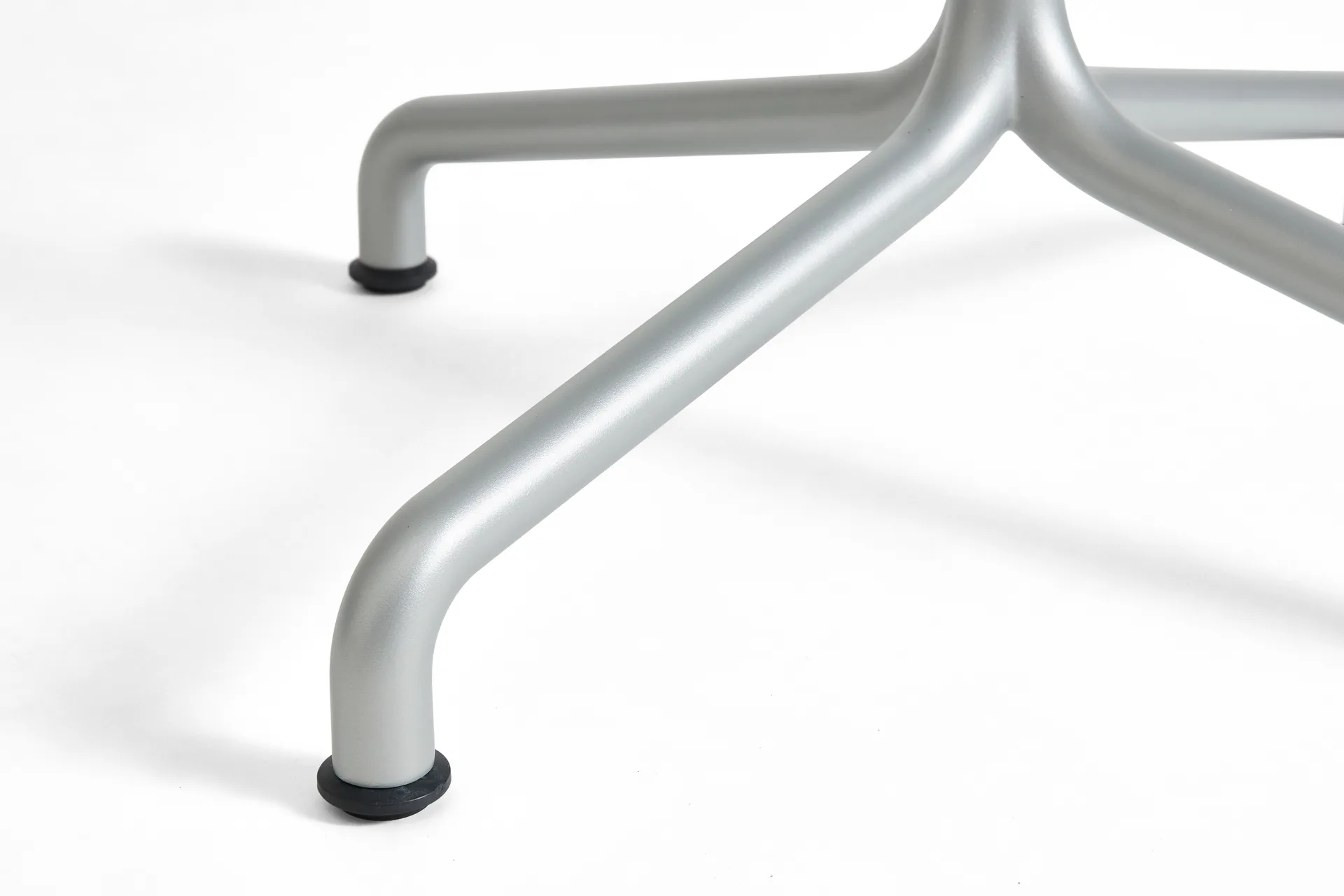 Table Deville, Silver grey, Ø80x74 cm HAY