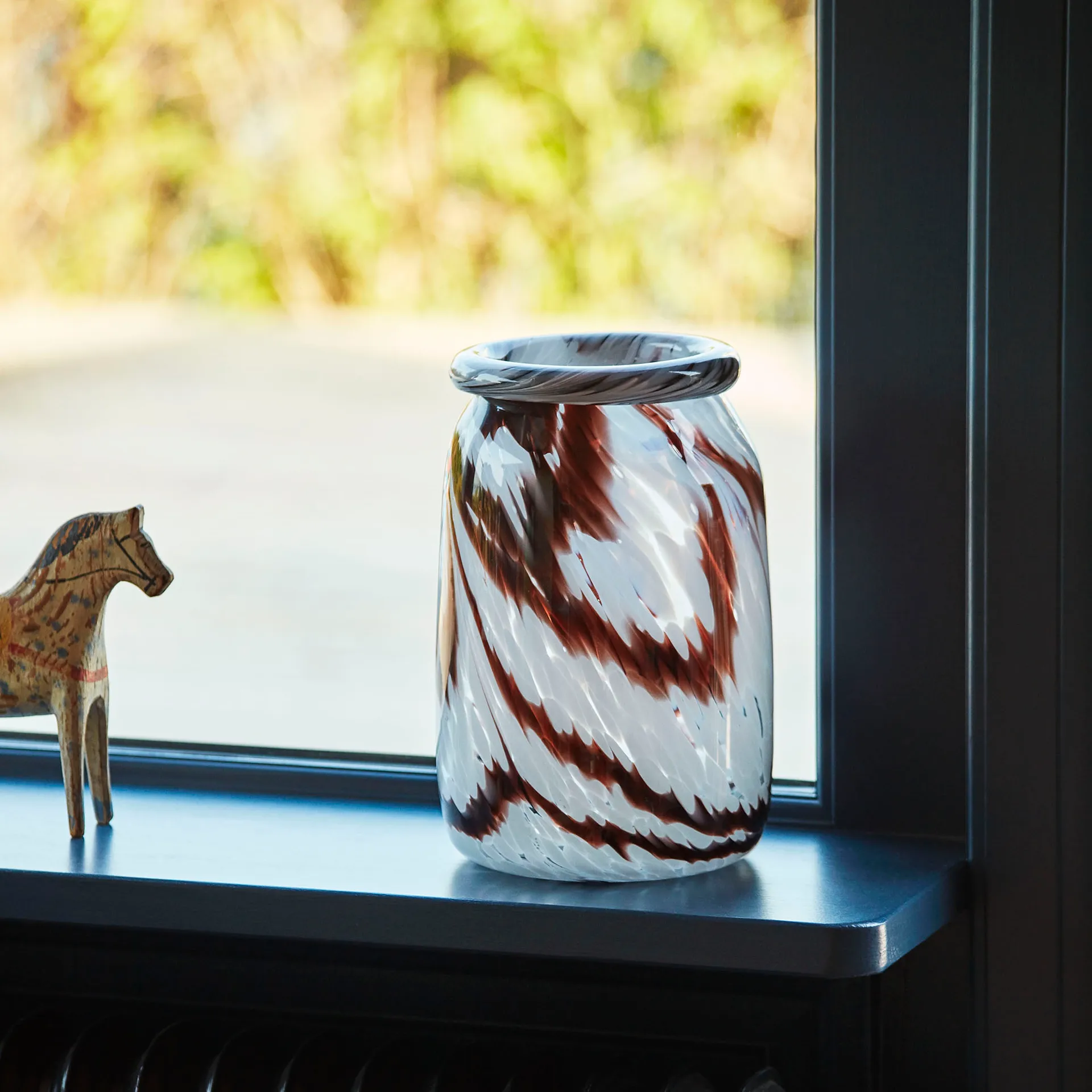 Vase Splash Roll Neck L 27 cm, Coffee-white HAY