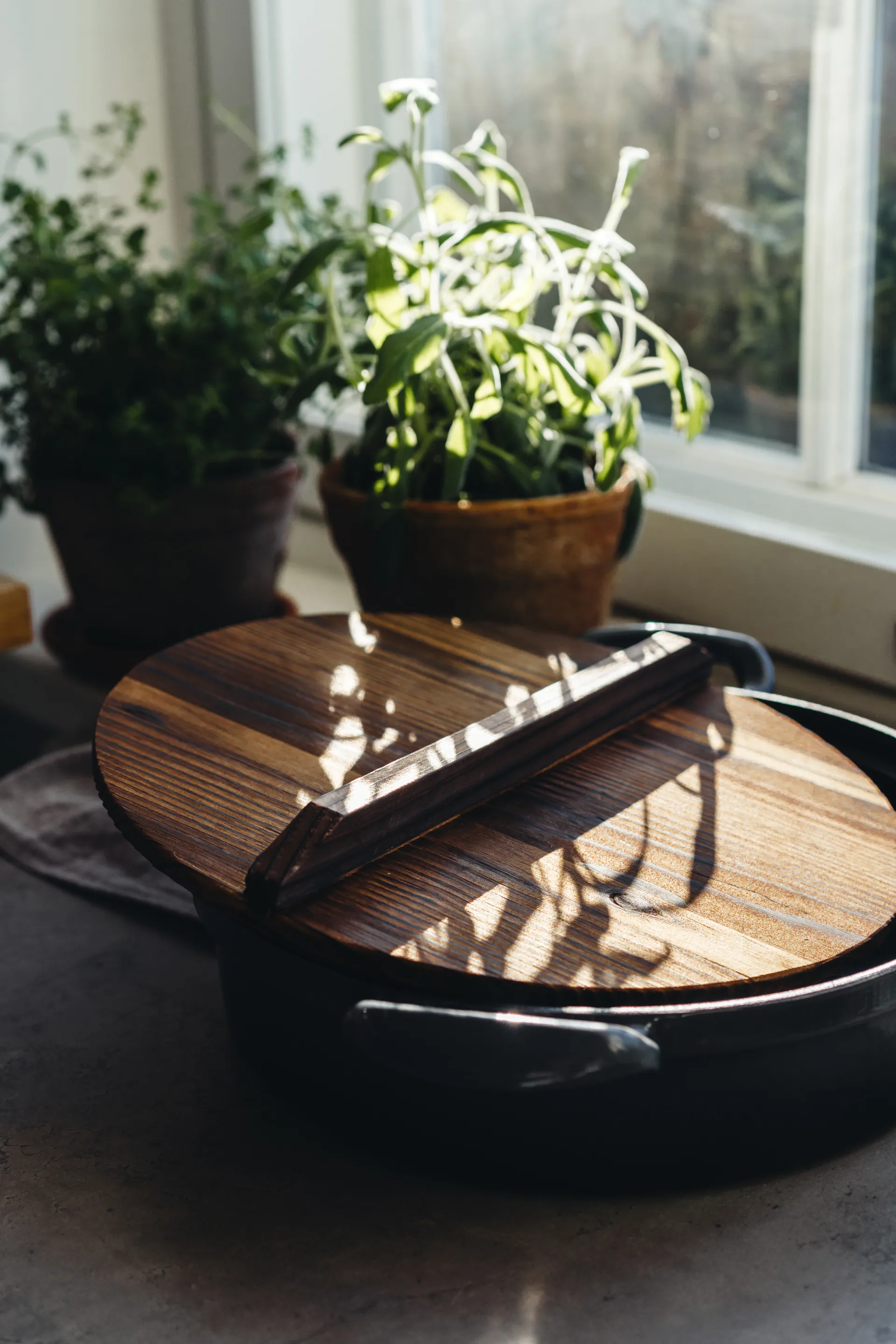 Poêle à frire en fonte avec couvercle en bois, Ø30 cm Heirol