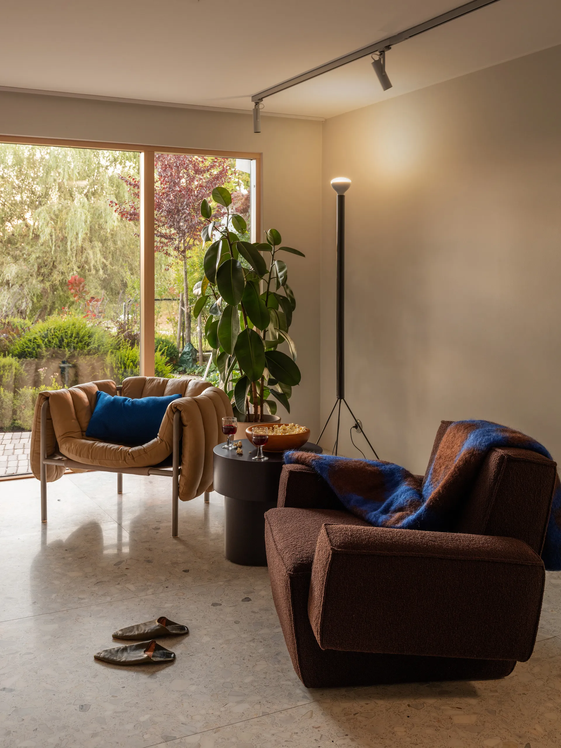 Fauteuil lounge Hunk avec accoudoirs, Chocolate Hem