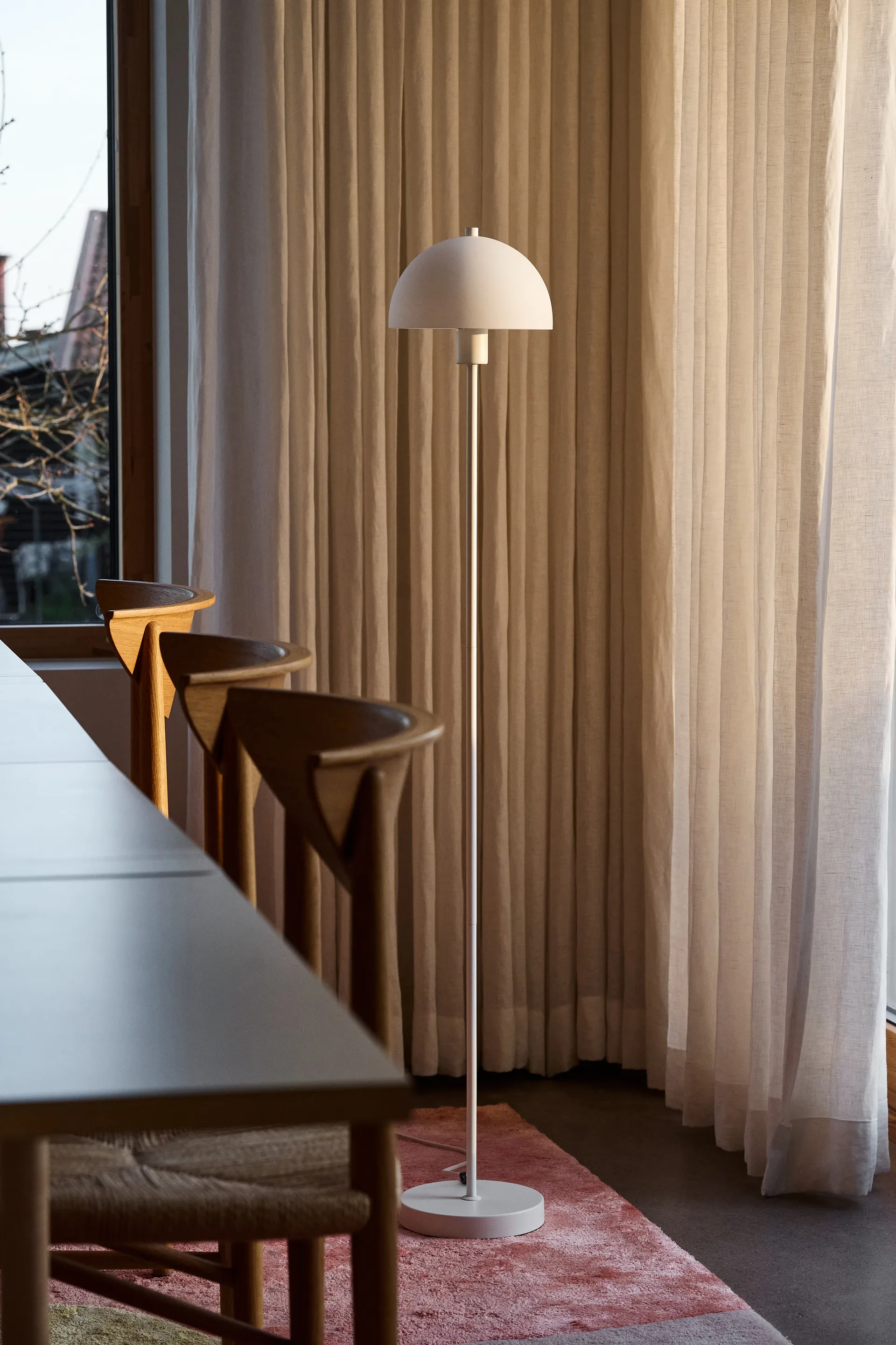 Lampadaire Vienda, Blanc-verre opale Herstal