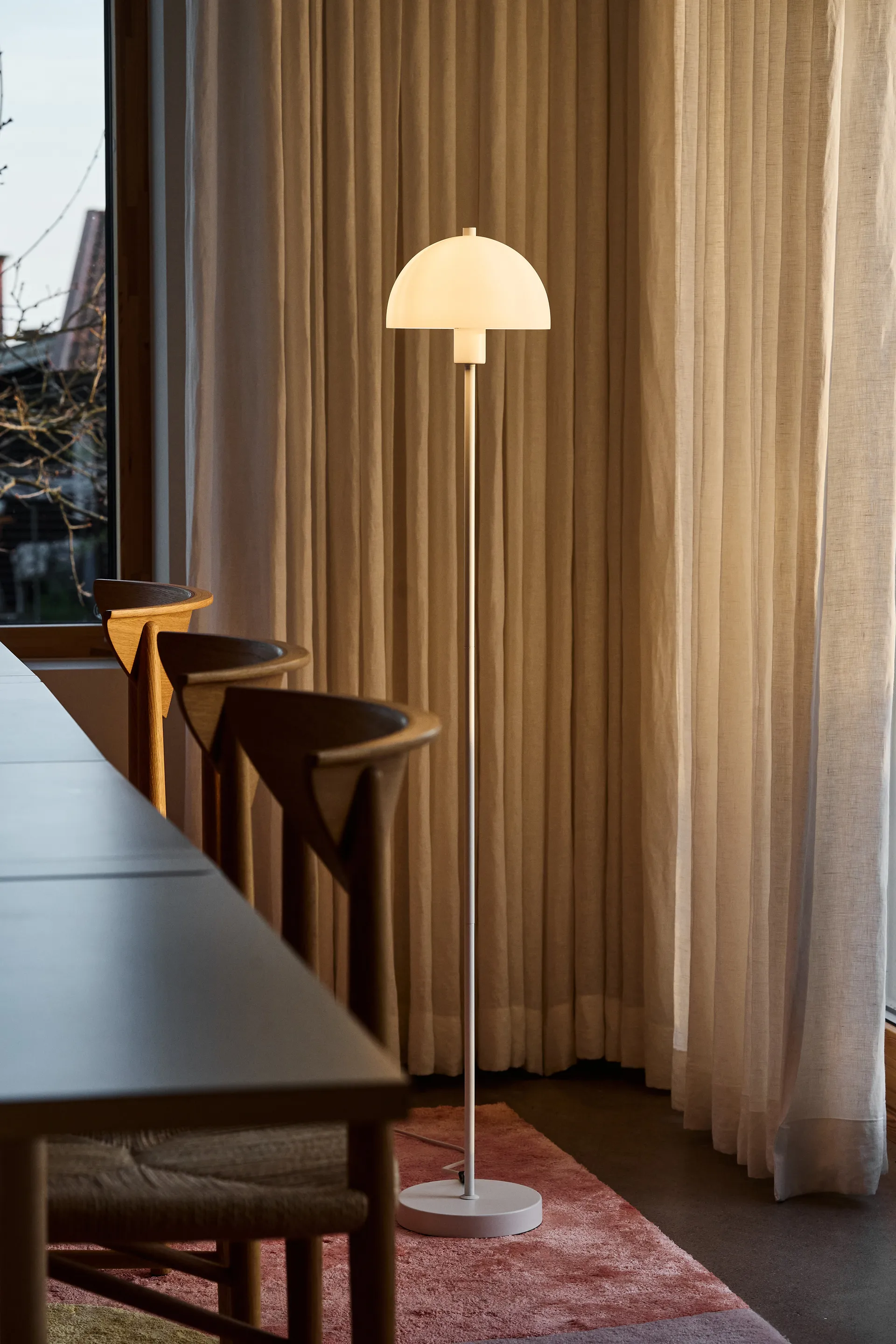 Lampadaire Vienda, Blanc-verre opale Herstal