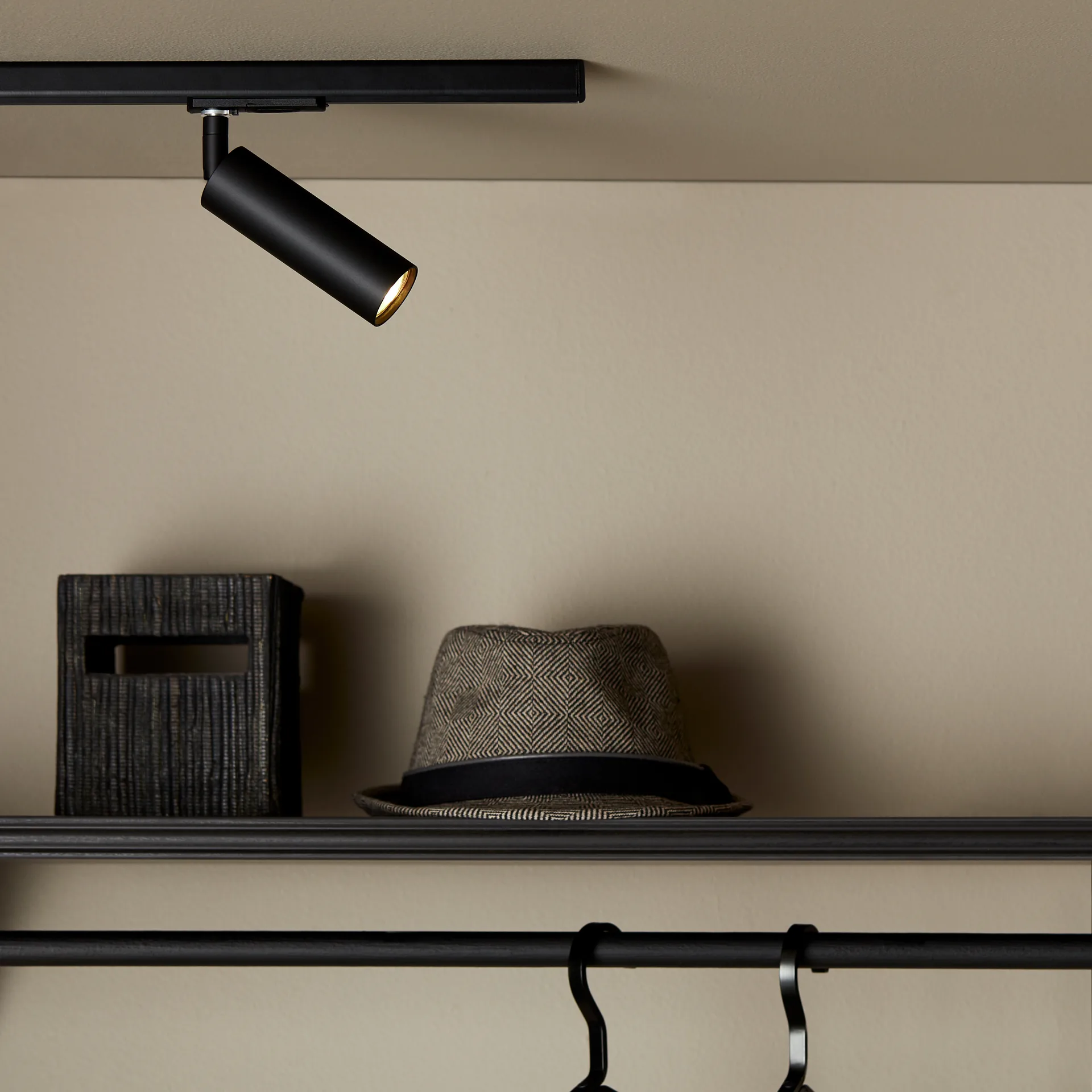 Spotlight global 1-fas Pipeline, Noir mat Herstal